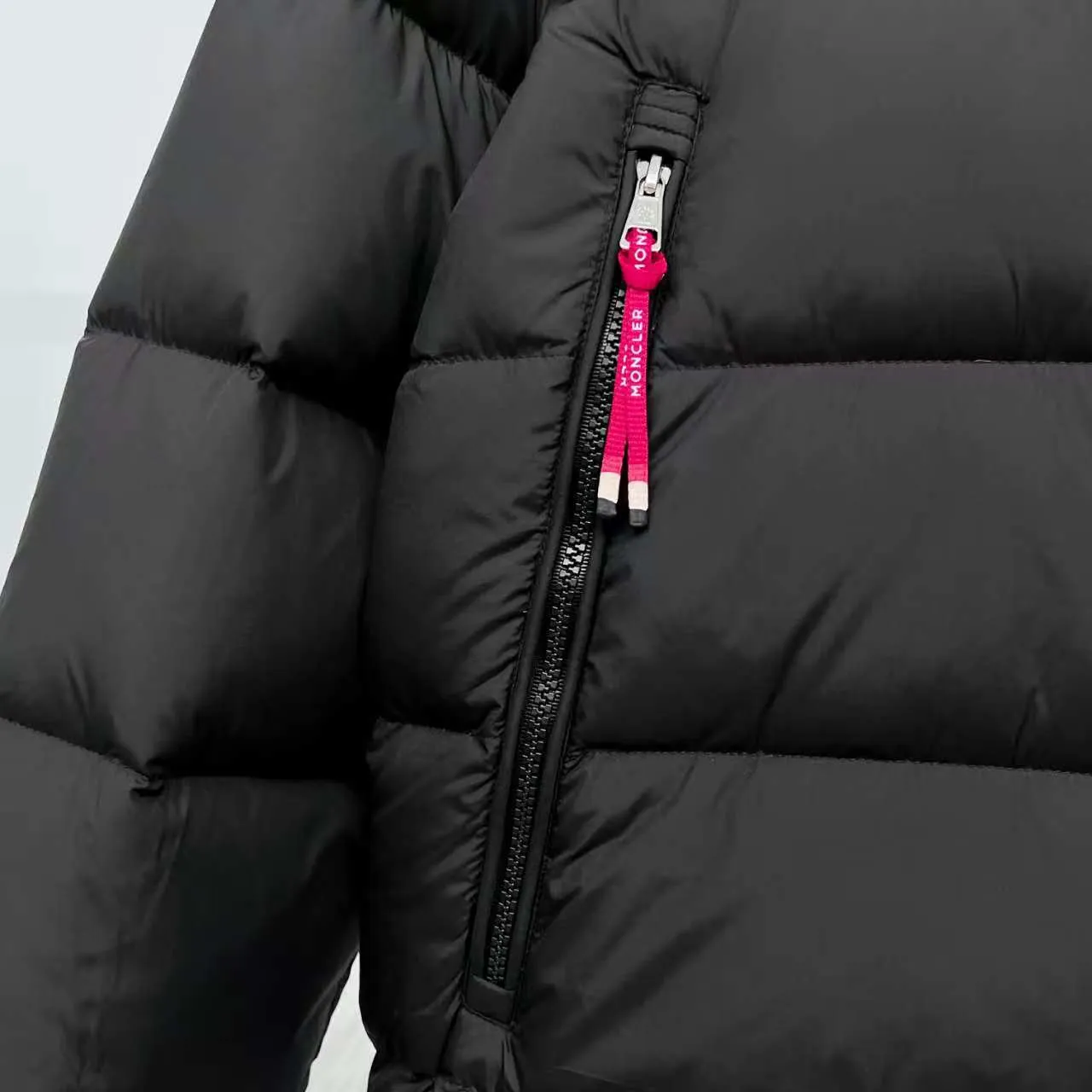 P840 top version] Large goods hanging photo Moncler masked down jacket in off-white (hat with red splicing design) and black styles, both have a detachable hood design. The red elements in details such as zippers and pockets add a sense of design to the overall shape. It is in line with the brand's style characteristics of focusing on both functionality and fashion. It is suitable for wearing in cold weather and has both warmth and trendy attributes. It has achieved a series of misunderstandings such as the original NFC inductive anti-counterfeiting chip, the national standard 95% pure white duck down, the exclusive use of top-grade down on the market, and never fake goose down. Perfect filling using direct velvet filling technology, the fluffy texture is very good. The lightness, warmth and cold protection ability are improved to the maximum. The original processing factory produces electroplated hardware, all customized by the original factory, and not all types of replicas on the market. Style number: 5607# Color: black. Off-white Code number: 1.2.3.4.5