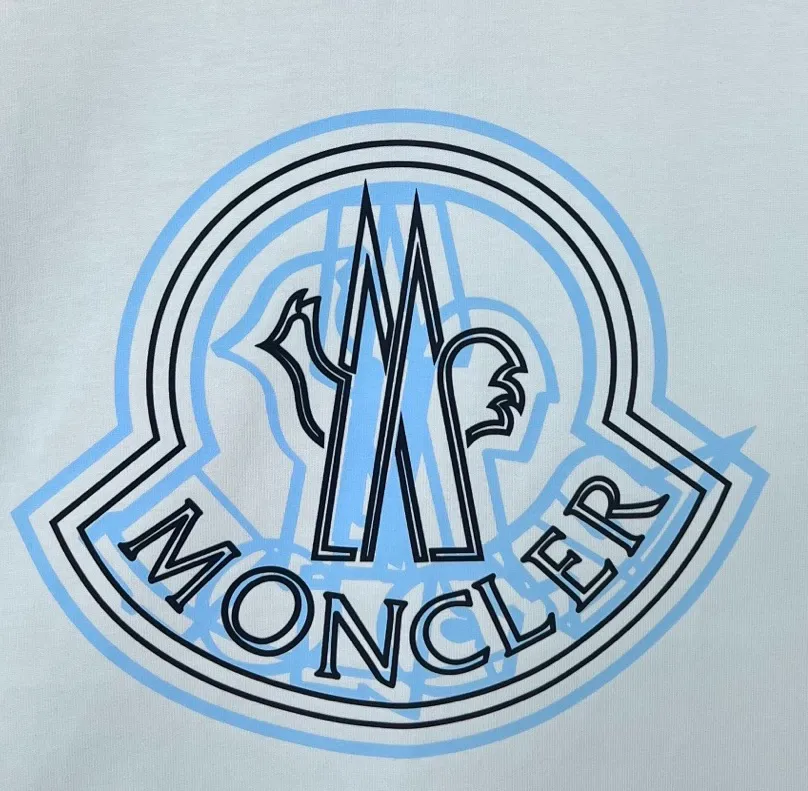 P220 (Next day shipping) MONCLER/Mousse 2025Fw new autumn and winter 400g pullover round neck long-sleeved sweatshirt Ghosted offset letter logo Embossed technology Same style for men and women Brand classic Pure cotton fabric Official synchronization High version High quality Fashion personality Versatile trend Pure original quality Original fabric Hang tag Collar label Washed wheat Three labels complete Color: Black. White. Size: S-XL