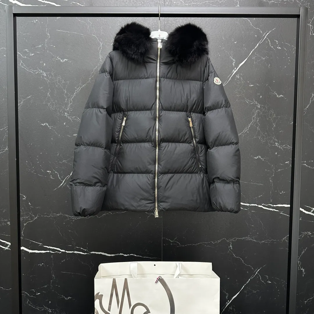 P960 𝐌𝐎𝐍𝐂𝐋𝐄𝐑｜Moncler Laichefur women's hooded short A-line mc09#/mid-length down jacket Product color: black, milk white Size: 1, 2, 3, 4 Style code: K20931A0023854AQE051 Description: Classic and elegant, the Laichefur women's short down jacket features a hood with removable trim.  Product Details The Laichefur Down Jacket is designed to be both feminine and practical for all-day wear. Features a hood in brushed polyester with an elegant matte finish. The hood has removable trim to provide warmth and protection in different environments.  Details •Made from brushed polyester •Longue saison lining •Down filling •Hood with removable trim •Zip closure •Zip pockets