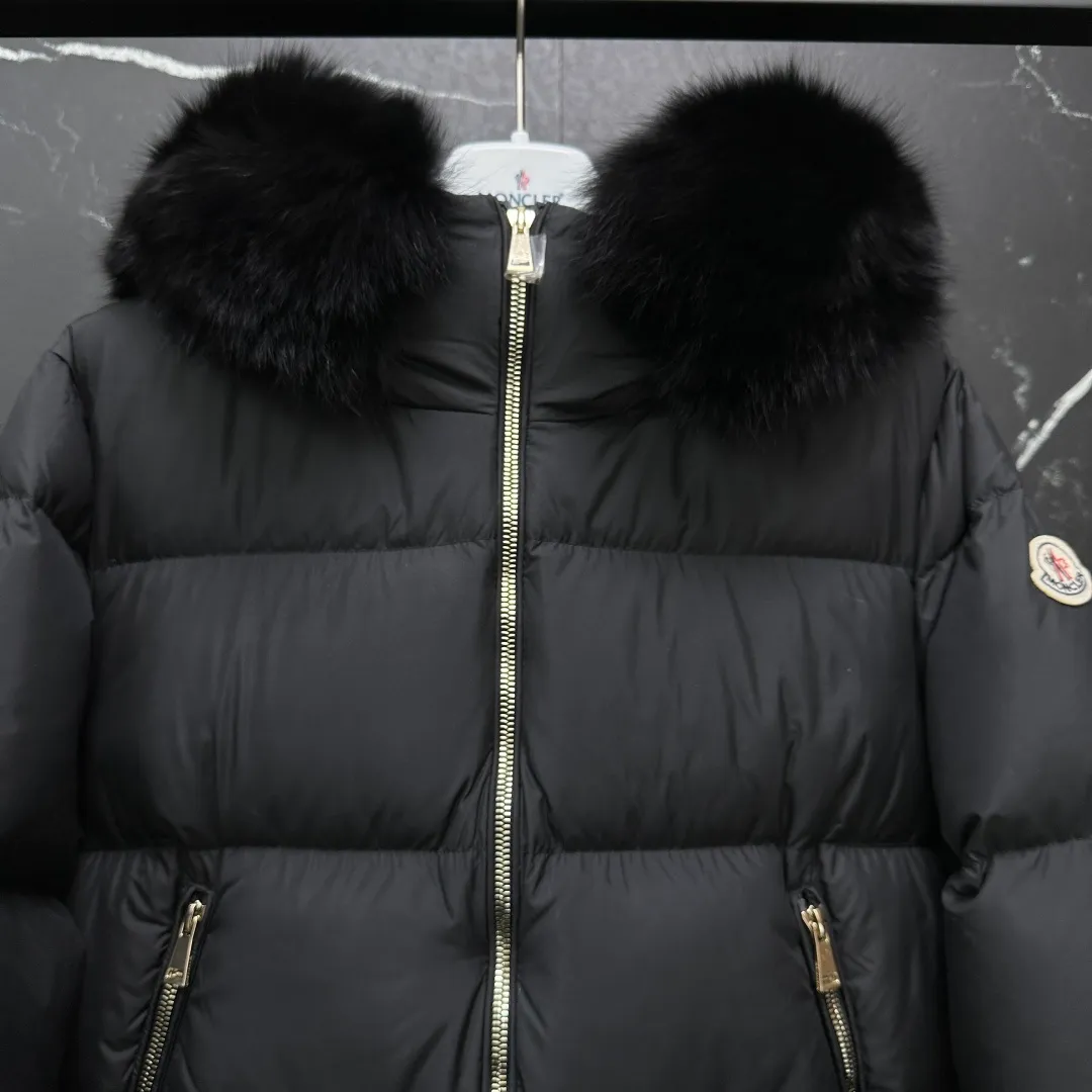 P960 𝐌𝐎𝐍𝐂𝐋𝐄𝐑｜Moncler Laichefur women's hooded short A-line mc09#/mid-length down jacket Product color: black, milk white Size: 1, 2, 3, 4 Style code: K20931A0023854AQE051 Description: Classic and elegant, the Laichefur women's short down jacket features a hood with removable trim.  Product Details The Laichefur Down Jacket is designed to be both feminine and practical for all-day wear. Features a hood in brushed polyester with an elegant matte finish. The hood has removable trim to provide warmth and protection in different environments.  Details •Made from brushed polyester •Longue saison lining •Down filling •Hood with removable trim •Zip closure •Zip pockets