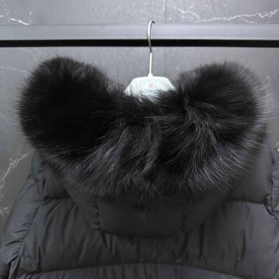 P960 𝐌𝐎𝐍𝐂𝐋𝐄𝐑｜Moncler Laichefur women's hooded short A-line mc09#/mid-length down jacket Product color: black, milk white Size: 1, 2, 3, 4 Style code: K20931A0023854AQE051 Description: Classic and elegant, the Laichefur women's short down jacket features a hood with removable trim.  Product Details The Laichefur Down Jacket is designed to be both feminine and practical for all-day wear. Features a hood in brushed polyester with an elegant matte finish. The hood has removable trim to provide warmth and protection in different environments.  Details •Made from brushed polyester •Longue saison lining •Down filling •Hood with removable trim •Zip closure •Zip pockets