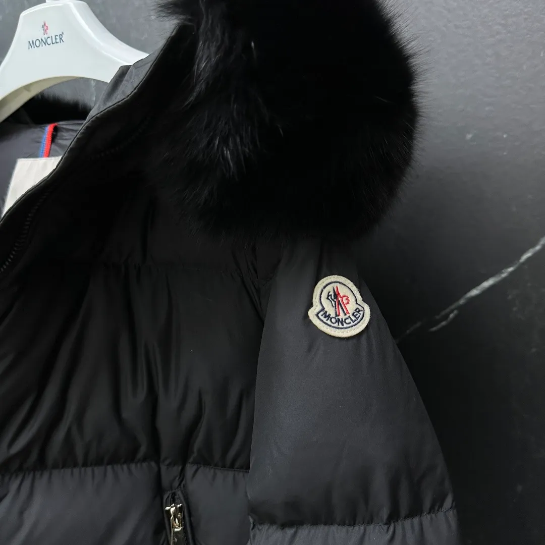 P960 𝐌𝐎𝐍𝐂𝐋𝐄𝐑｜Moncler Laichefur women's hooded short A-line mc09#/mid-length down jacket Product color: black, milk white Size: 1, 2, 3, 4 Style code: K20931A0023854AQE051 Description: Classic and elegant, the Laichefur women's short down jacket features a hood with removable trim.  Product Details The Laichefur Down Jacket is designed to be both feminine and practical for all-day wear. Features a hood in brushed polyester with an elegant matte finish. The hood has removable trim to provide warmth and protection in different environments.  Details •Made from brushed polyester •Longue saison lining •Down filling •Hood with removable trim •Zip closure •Zip pockets