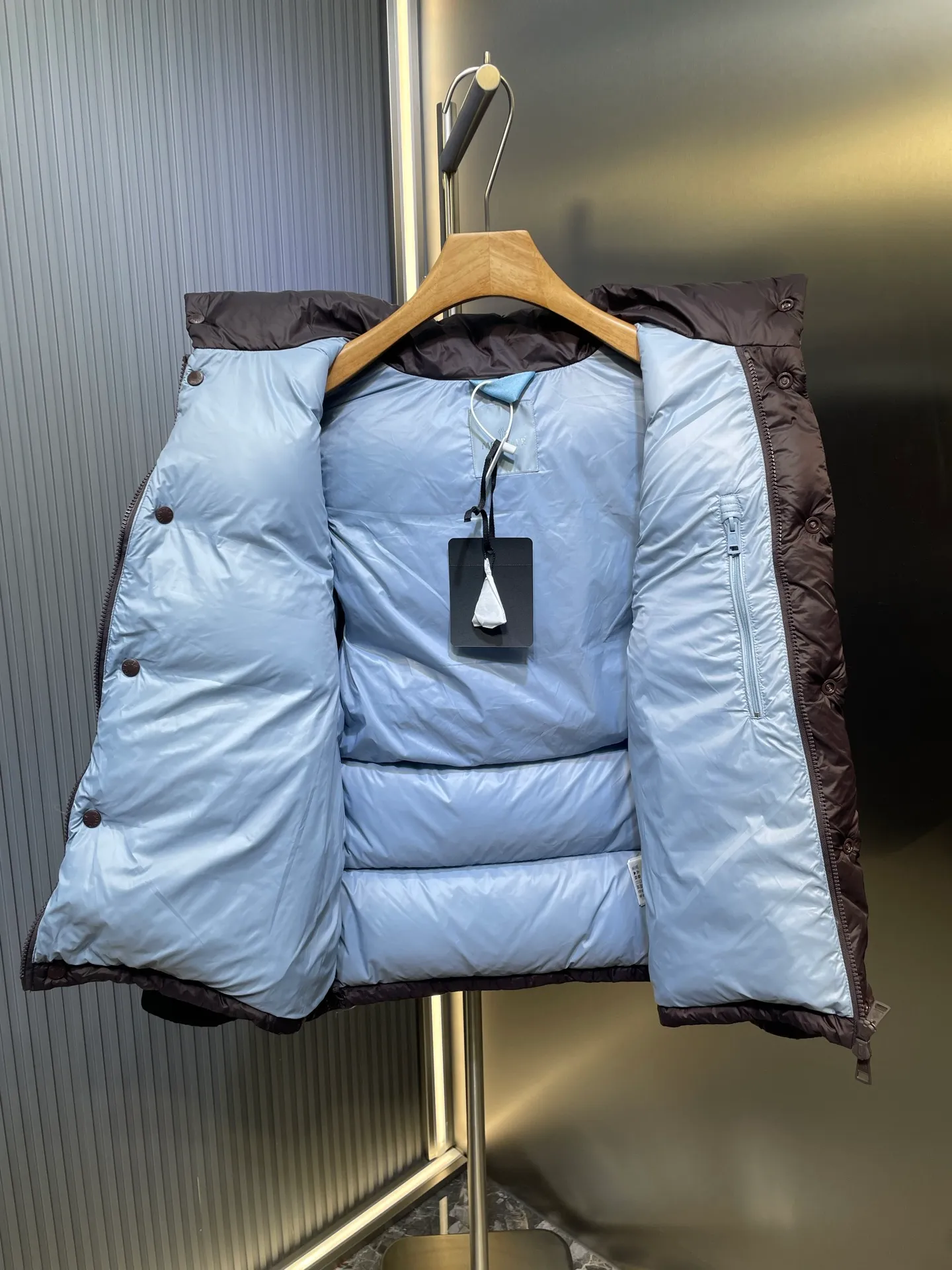 P1160 moncler 🌟Special grade 1940 autumn and winter new down jacket with detachable sleeves. Original customized hardware accessories are all imported and customized. Welcome to compare. Absolutely high quality. Made of top-grade 90 white duck down. Super soft. Filled with fluffy and full feathers. Super heavy-duty. Fabric workmanship and perfect pattern. Note that the fabric is super comfortable. Exclusive model. Non-market product. Same size for men and women. Size: 12345