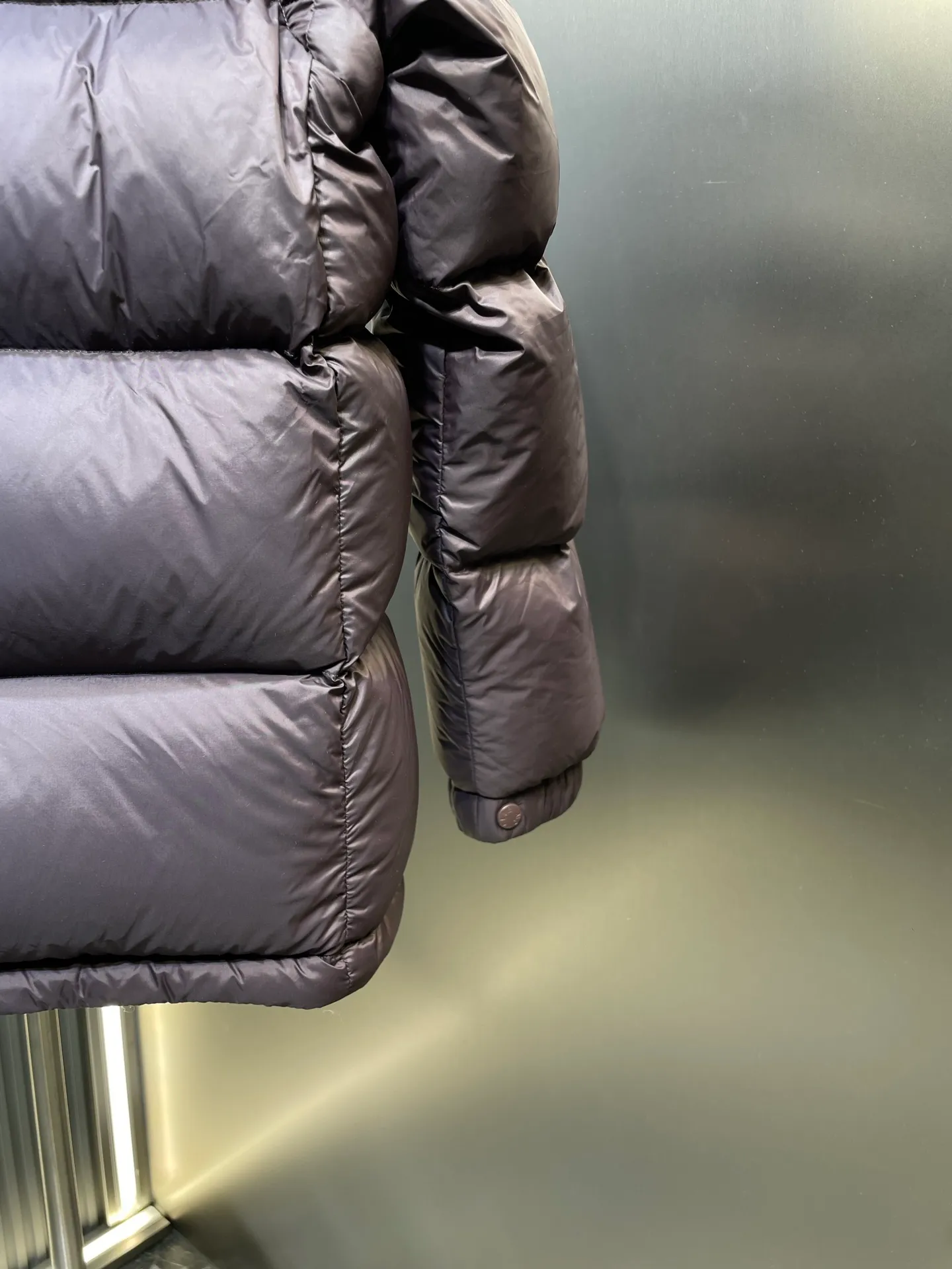 P1160 moncler 🌟Special grade 1940 autumn and winter new down jacket with detachable sleeves. Original customized hardware accessories are all imported and customized. Welcome to compare. Absolutely high quality. Made of top-grade 90 white duck down. Super soft. Filled with fluffy and full feathers. Super heavy-duty. Fabric workmanship and perfect pattern. Note that the fabric is super comfortable. Exclusive model. Non-market product. Same size for men and women. Size: 12345