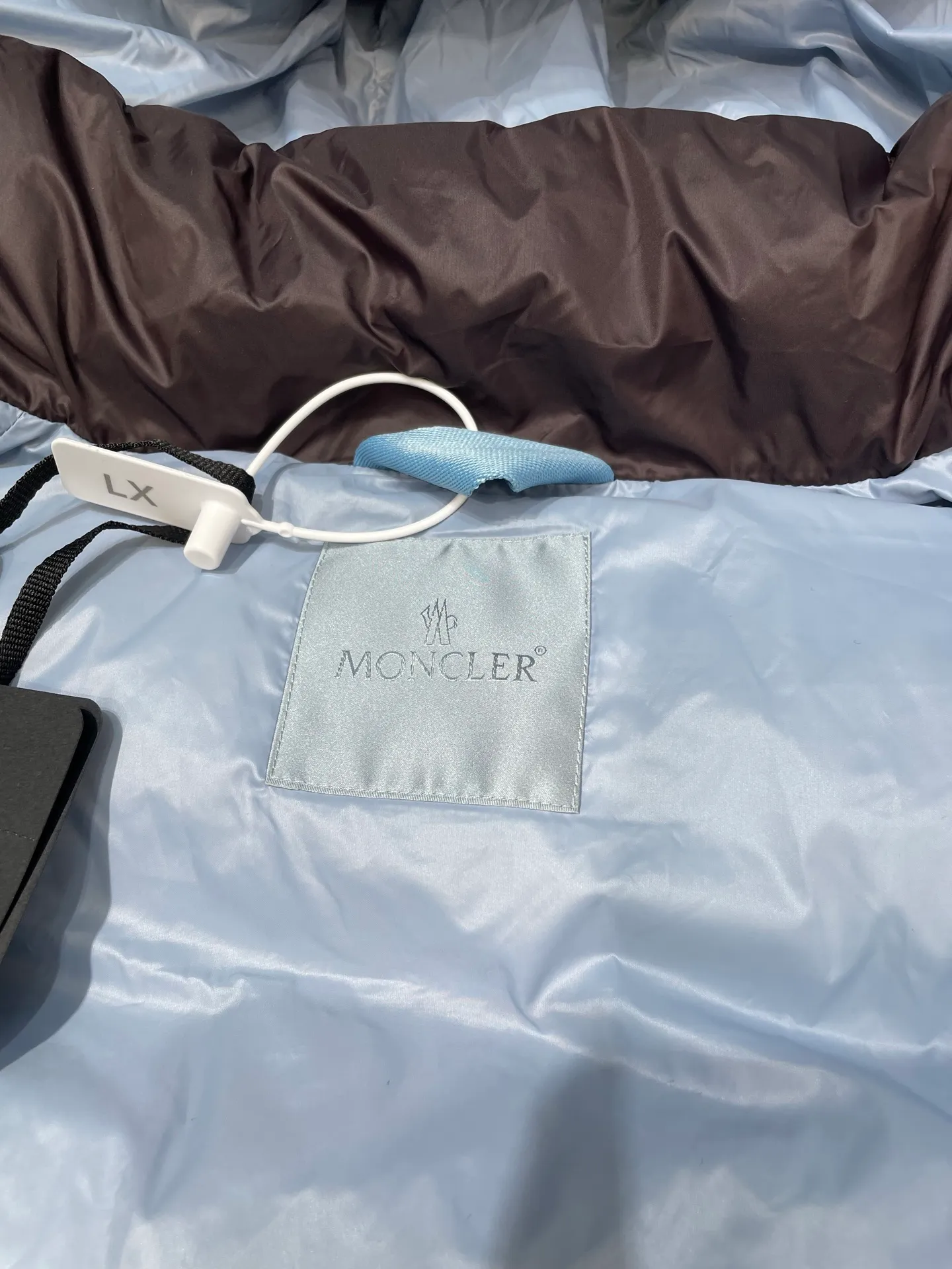 P1160 moncler 🌟Special grade 1940 autumn and winter new down jacket with detachable sleeves. Original customized hardware accessories are all imported and customized. Welcome to compare. Absolutely high quality. Made of top-grade 90 white duck down. Super soft. Filled with fluffy and full feathers. Super heavy-duty. Fabric workmanship and perfect pattern. Note that the fabric is super comfortable. Exclusive model. Non-market product. Same size for men and women. Size: 12345