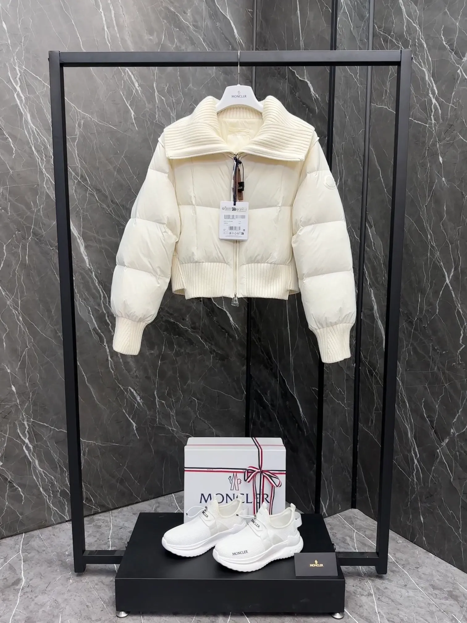P840 special down ⬆️Moncler Jadeite/Moncler Jadeite 24-year new women's spliced fake two-piece short down jacket. Retro French style. Super white super white stemless goose down filling. The barcode model number is completely consistent with the official website. 2024 new hanging tag. The hanging tag has built-in NFC electronic induction anti-counterfeiting. Supports multiple anti-counterfeiting verification. The factory comes standard with a full set of counter gift box packaging🎁. Distinguish all low-end products. The Jadeite short down jacket is dynamic and elegant, and its fake two-piece stitching design highlights the French retro aesthetic style of Moncler women's style.  The Jadeite Down Jacket is made from nylon, a silky, functional fabric. Designed in a cropped silhouette, it features a rich wool-blend collar and a double closure for extra protection. Create a flattering silhouette for everyday wear.  Details •Made from slub wool •Longue saison lining •Down filling •Fully shaped half-ingot stitch •7 needles •Zipper closure •Front hidden pocket •Hand-embroidered logo Size : 1-4 Cream D9788056780