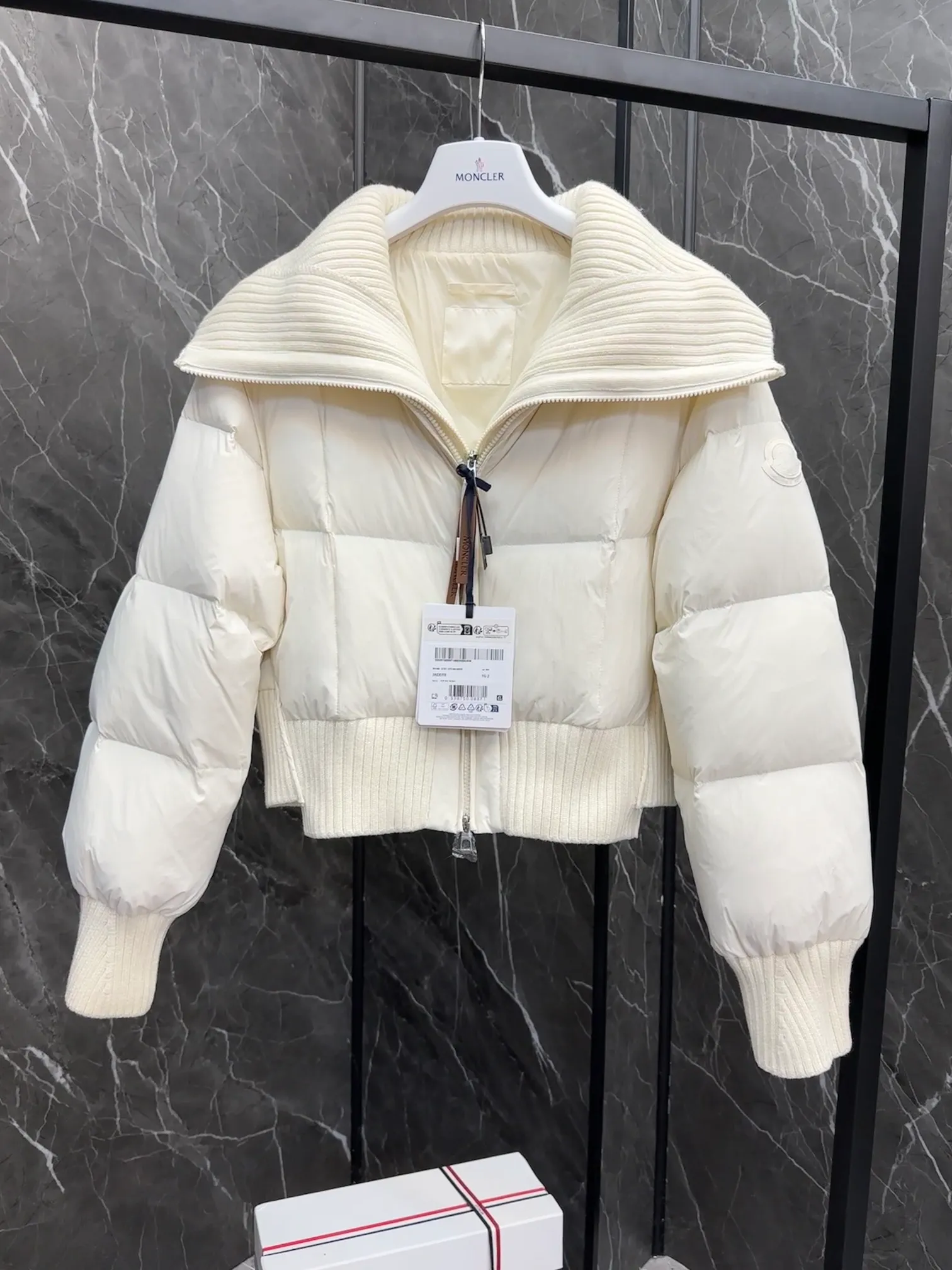 P840 special down ⬆️Moncler Jadeite/Moncler Jadeite 24-year new women's spliced fake two-piece short down jacket. Retro French style. Super white super white stemless goose down filling. The barcode model number is completely consistent with the official website. 2024 new hanging tag. The hanging tag has built-in NFC electronic induction anti-counterfeiting. Supports multiple anti-counterfeiting verification. The factory comes standard with a full set of counter gift box packaging🎁. Distinguish all low-end products. The Jadeite short down jacket is dynamic and elegant, and its fake two-piece stitching design highlights the French retro aesthetic style of Moncler women's style.  The Jadeite Down Jacket is made from nylon, a silky, functional fabric. Designed in a cropped silhouette, it features a rich wool-blend collar and a double closure for extra protection. Create a flattering silhouette for everyday wear.  Details •Made from slub wool •Longue saison lining •Down filling •Fully shaped half-ingot stitch •7 needles •Zipper closure •Front hidden pocket •Hand-embroidered logo Size : 1-4 Cream D9788056780