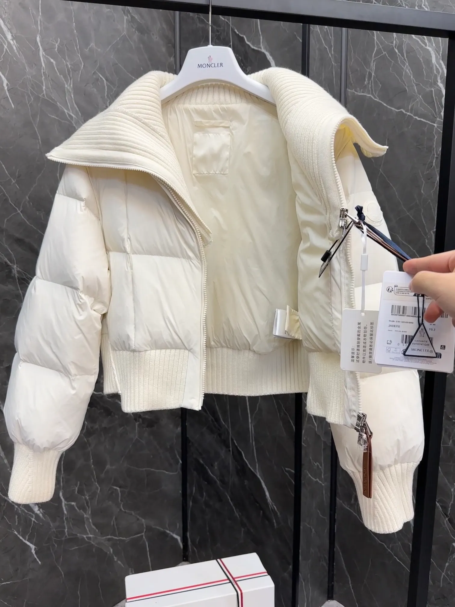 P840 special down ⬆️Moncler Jadeite/Moncler Jadeite 24-year new women's spliced fake two-piece short down jacket. Retro French style. Super white super white stemless goose down filling. The barcode model number is completely consistent with the official website. 2024 new hanging tag. The hanging tag has built-in NFC electronic induction anti-counterfeiting. Supports multiple anti-counterfeiting verification. The factory comes standard with a full set of counter gift box packaging🎁. Distinguish all low-end products. The Jadeite short down jacket is dynamic and elegant, and its fake two-piece stitching design highlights the French retro aesthetic style of Moncler women's style.  The Jadeite Down Jacket is made from nylon, a silky, functional fabric. Designed in a cropped silhouette, it features a rich wool-blend collar and a double closure for extra protection. Create a flattering silhouette for everyday wear.  Details •Made from slub wool •Longue saison lining •Down filling •Fully shaped half-ingot stitch •7 needles •Zipper closure •Front hidden pocket •Hand-embroidered logo Size : 1-4 Cream D9788056780