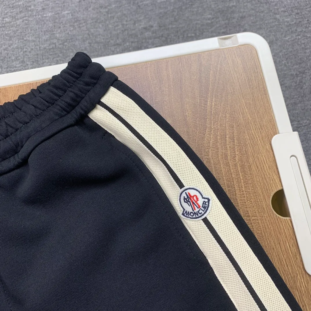 P210 Style No. C129 New hooded webbing with misaligned warp marks straight pants MONCLER official website ZP synchronized new sweatpants. The fabric is made of 450 grams of heavyweight double-ply double yarn composite fabric. Letters and small marks are misaligned with webbing. Sewing technology. Elastic drawstring waist design. Full of flexibility. Inner hemming and wrapping strips. High-end workmanship. Color: Black Size: S M L XL