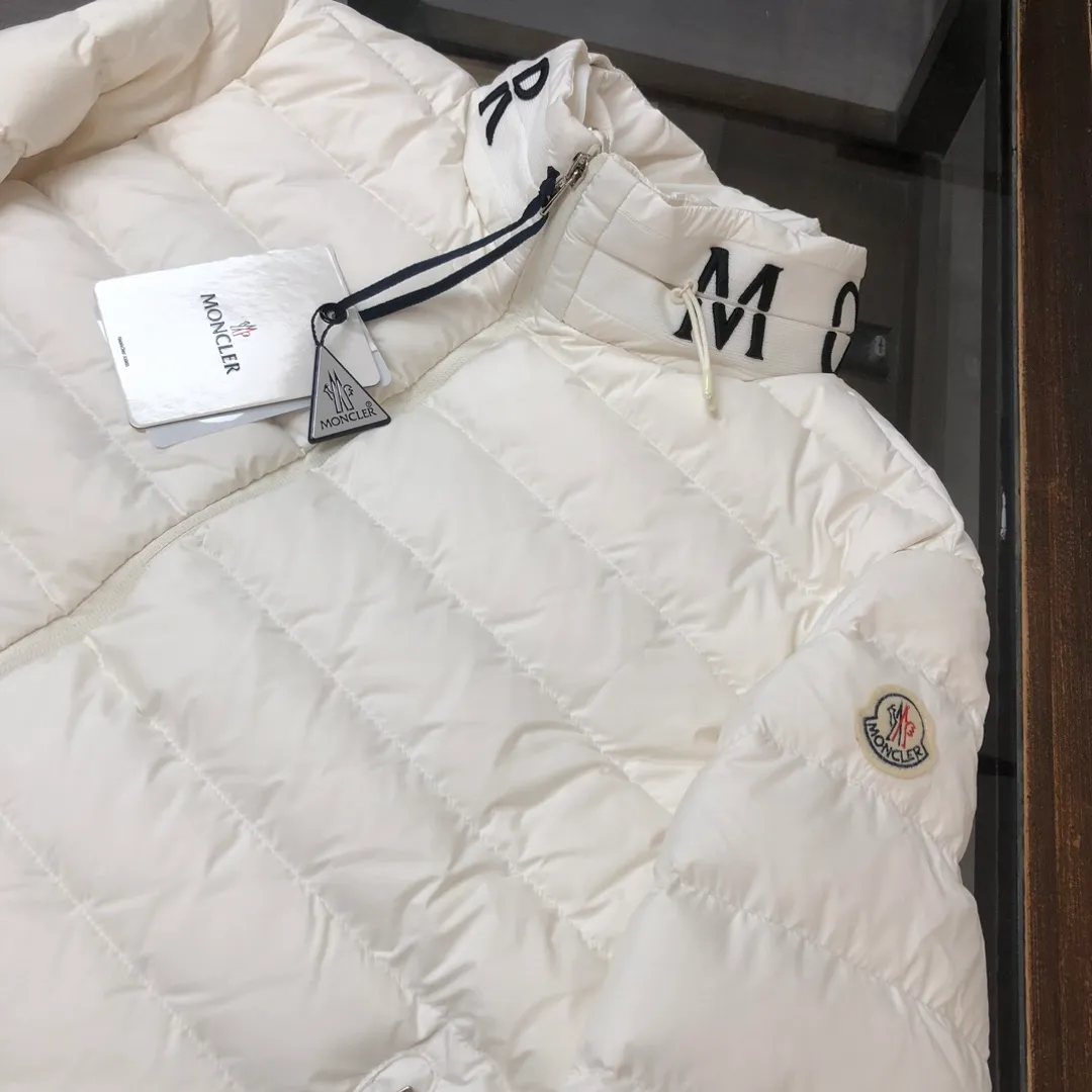 P820 ​​White real shot ✦ MONCLER Men's and Women's Unisex Stand Collar Down Jacket (hidden hood) is now on sale at the counter! New styles of down are available for autumn and winter 💥 New styles are emerging in an endless stream, with heavy embroidery of English letters on the collar, custom thread design on the cuffs, 90 white duck down, ultra-fine tailoring, and the accessories and hardware are also meticulous. We just want to bring good products to everyone 😎 Color: black white Size: 1-5 (M ~ 3XL)