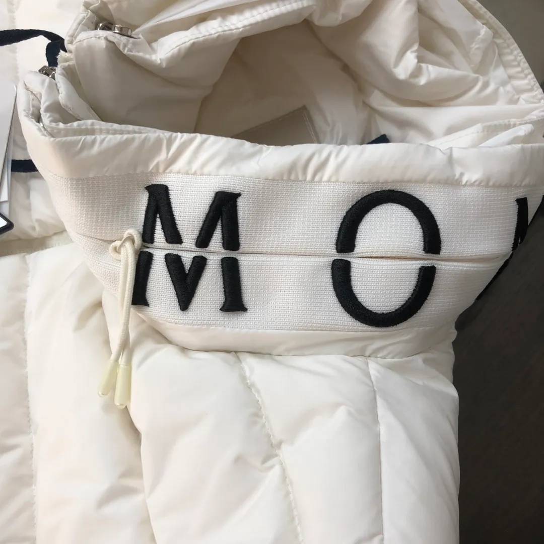 P820 ​​White real shot ✦ MONCLER Men's and Women's Unisex Stand Collar Down Jacket (hidden hood) is now on sale at the counter! New styles of down are available for autumn and winter 💥 New styles are emerging in an endless stream, with heavy embroidery of English letters on the collar, custom thread design on the cuffs, 90 white duck down, ultra-fine tailoring, and the accessories and hardware are also meticulous. We just want to bring good products to everyone 😎 Color: black white Size: 1-5 (M ~ 3XL)