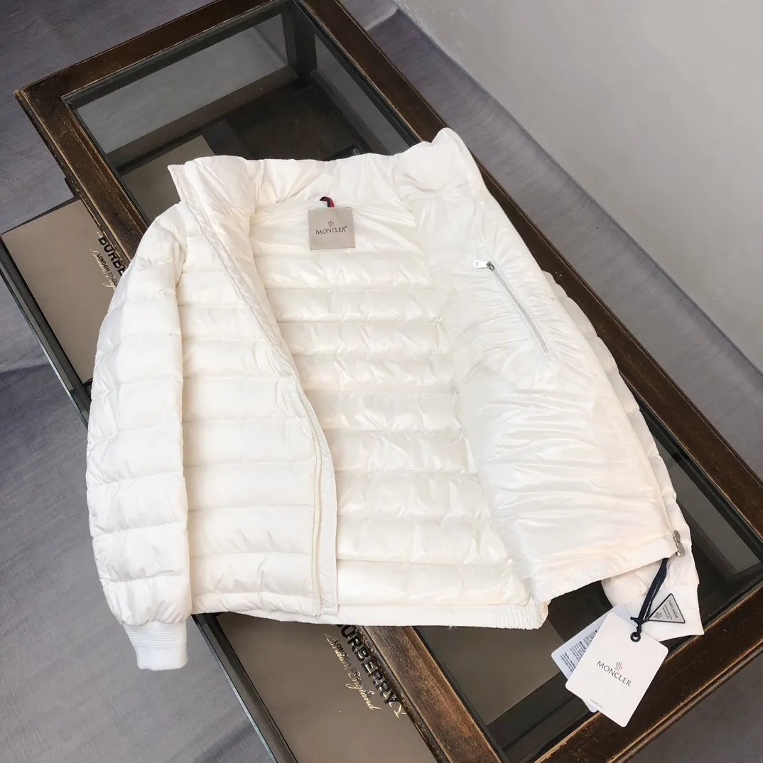 P820 ​​White real shot ✦ MONCLER Men's and Women's Unisex Stand Collar Down Jacket (hidden hood) is now on sale at the counter! New styles of down are available for autumn and winter 💥 New styles are emerging in an endless stream, with heavy embroidery of English letters on the collar, custom thread design on the cuffs, 90 white duck down, ultra-fine tailoring, and the accessories and hardware are also meticulous. We just want to bring good products to everyone 😎 Color: black white Size: 1-5 (M ~ 3XL)