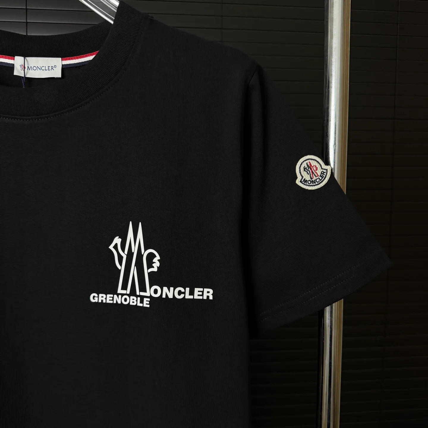 P170 A237 (Long-term replenishment, next day arrival) MONCLER/mask three-dimensional offset printing letter LOGO round neck short-sleeved T-shirt exclusive first launch high-definition The fabric is made of 300 grams of heavyweight pure cotton, customized with 32 counts of double thread, and washed twice for ready-to-wear. The fabric is comfortable and skin-friendly. It is custom-dyed fabric with high textile density and good drape. It is not easy to deform or shrink. The thick texture and compact spinning process will not affect the breathability of the fabric. The color saturation is very high. Imported Tajima embroidery technology has a good upper body effect. It is a versatile and good-looking short sleeve. The loose version covers the flesh and makes you slim. Size: S~XL Color: white black