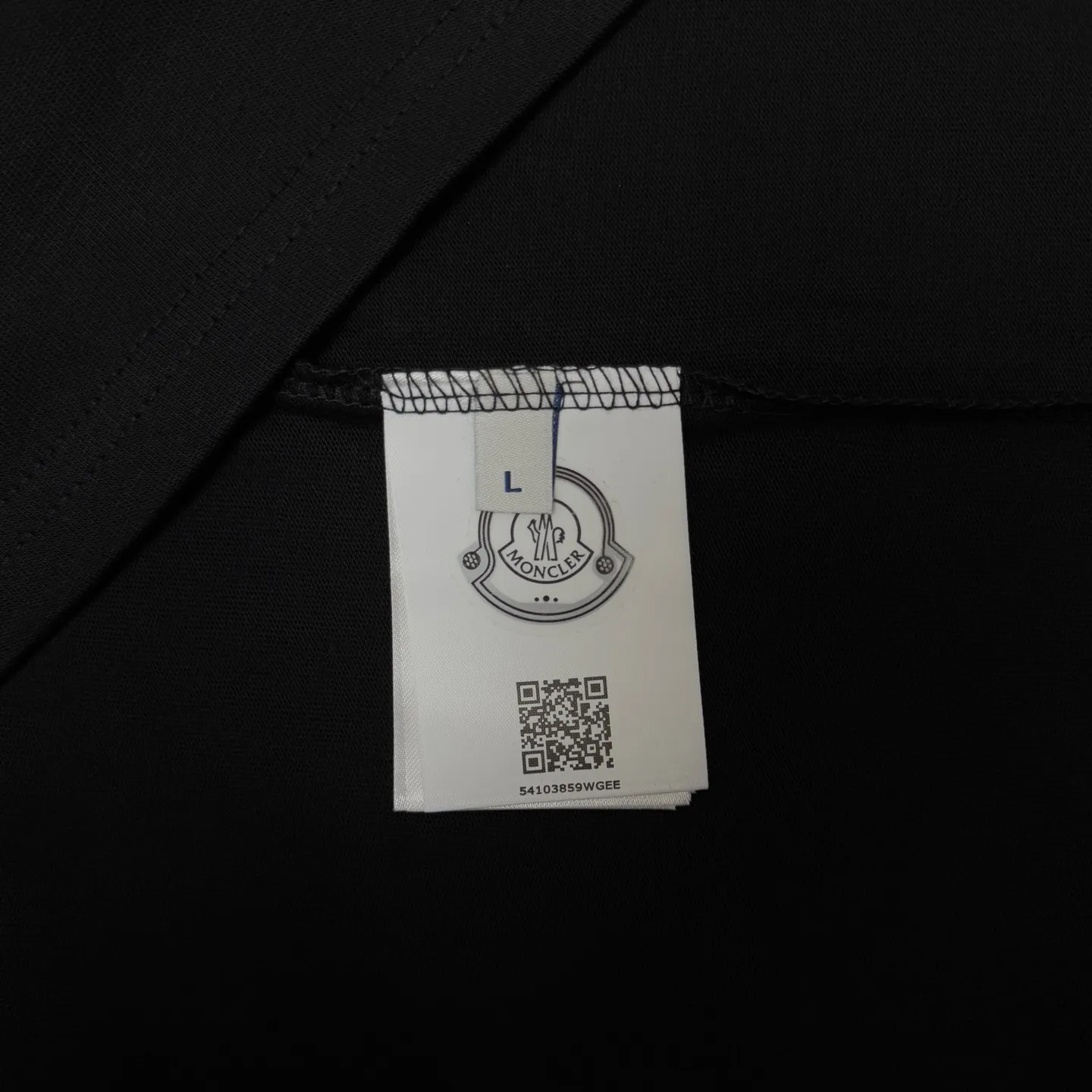 P170 A237 (Long-term replenishment, next day arrival) MONCLER/mask three-dimensional offset printing letter LOGO round neck short-sleeved T-shirt exclusive first launch high-definition The fabric is made of 300 grams of heavyweight pure cotton, customized with 32 counts of double thread, and washed twice for ready-to-wear. The fabric is comfortable and skin-friendly. It is custom-dyed fabric with high textile density and good drape. It is not easy to deform or shrink. The thick texture and compact spinning process will not affect the breathability of the fabric. The color saturation is very high. Imported Tajima embroidery technology has a good upper body effect. It is a versatile and good-looking short sleeve. The loose version covers the flesh and makes you slim. Size: S~XL Color: white black