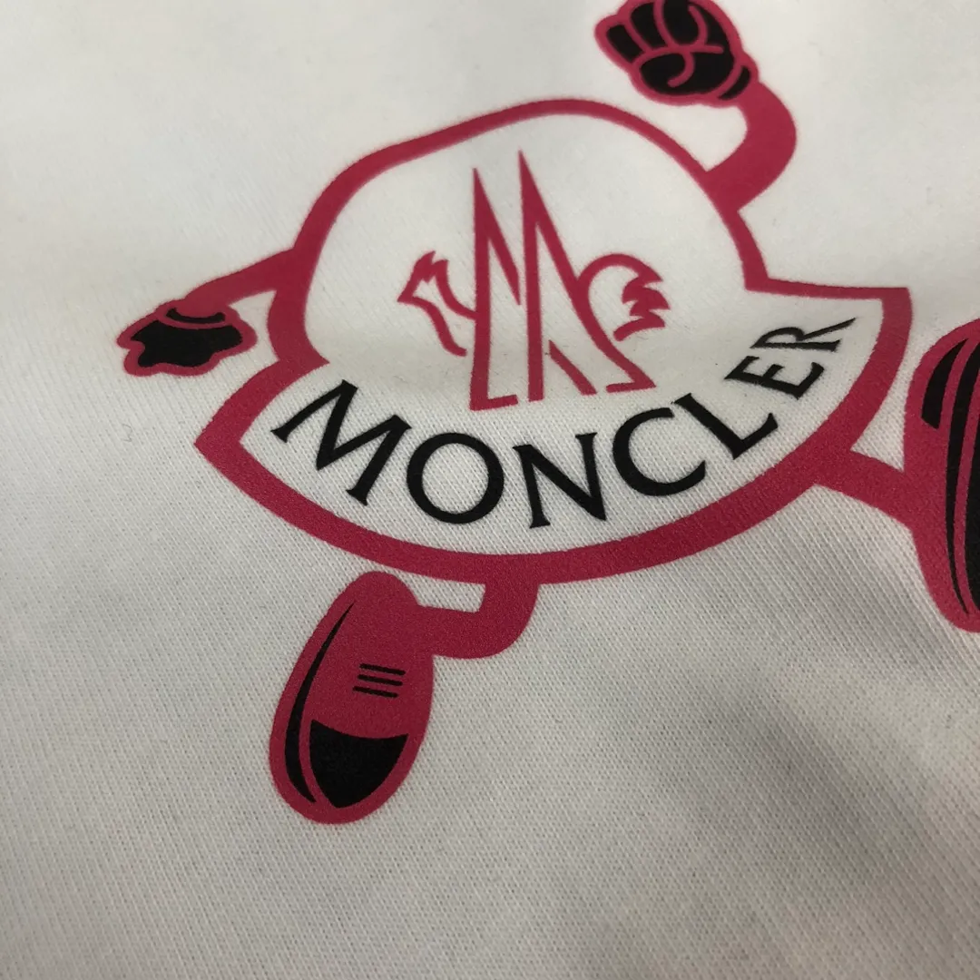 P160 🔥MONCLER The latest short-sleeved T-shirt for couples ~ Featured brand print design ~ The fabric upper body is comfortable and breathable, not stiff, slim cut, made of high-end custom-made pure cotton fabric! The upper body is comfortable and stylish, and it can be worn alone as an inner layer. It is a must-have for fashionistas! ! ! Color: black, white, gray Size: S～XL (loose version, please state your height and weight when placing an order)