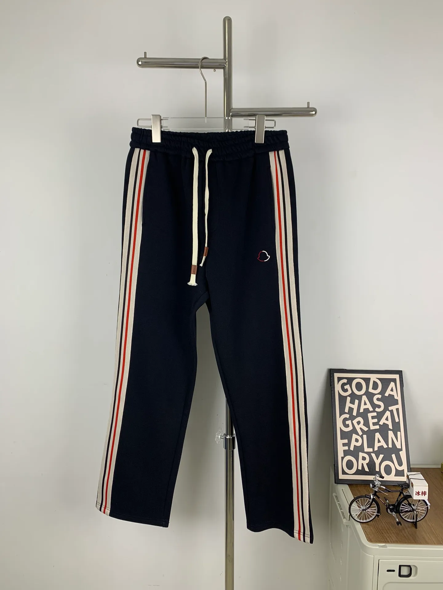 P220 💰Model No. C122 New style MONCLER straight-leg MONCLER with embroidered logo and colorful webbing, official website ZP synchronized new sweatpants for men and women. The fabric is made of 450g heavyweight double-ply double yarn composite fabric. The letter mark is exquisite and full embroidery letter craftsmanship. The elastic drawstring waist design is full of flexibility. The inner hemming strips are made of high quality. The details are perfect. The version is loose. Made with conscience. It is resistant to high temperatures and will not fall off. It can be machine washed and is made in a large factory. The bag strips are neatly routed with double needles. Popular model among Internet celebrities. Very popular. Loose os version. Can be worn up to 200 pounds. Color: black. Size: S M L XL