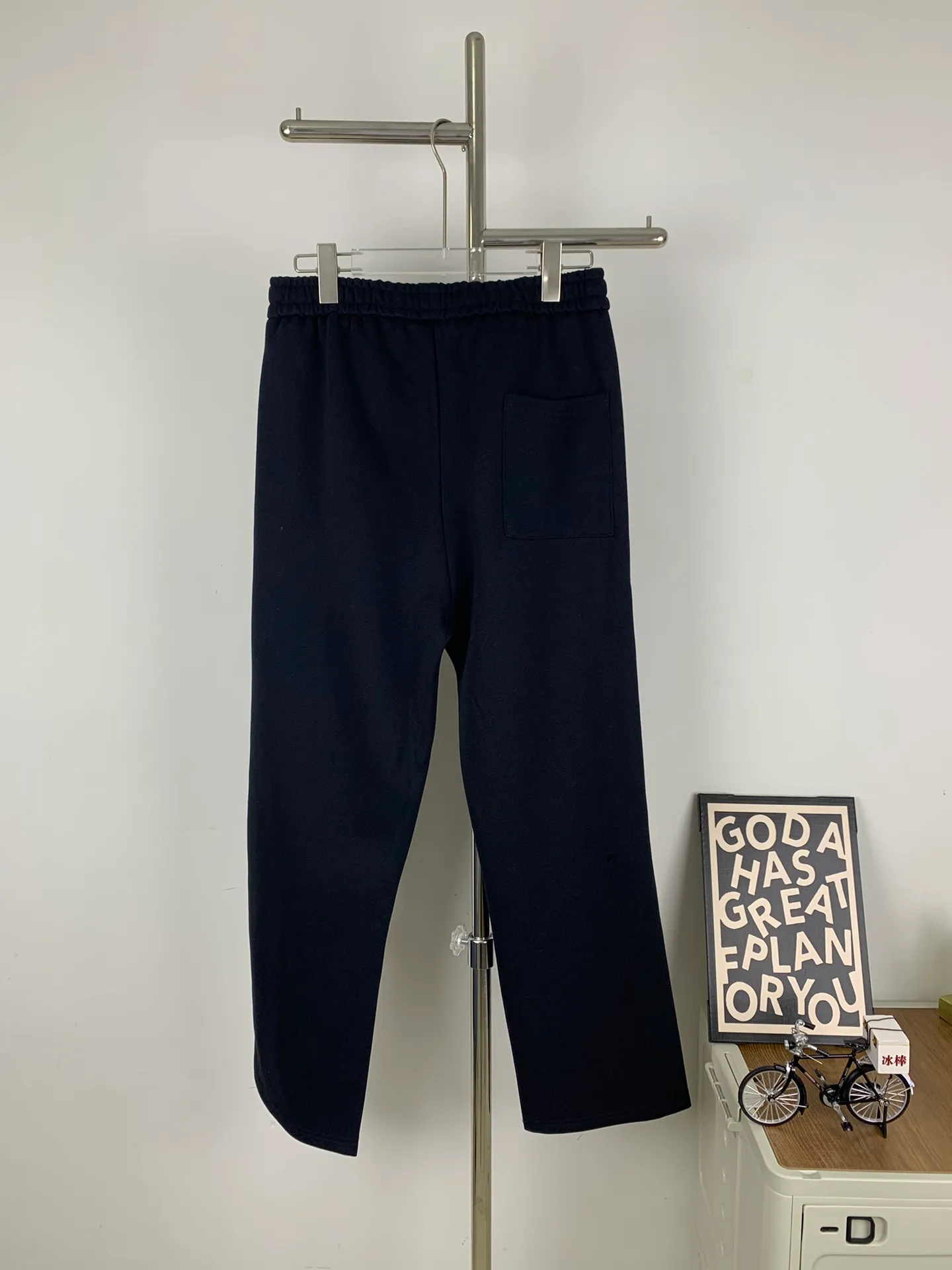 P220 💰Model No. C122 New style MONCLER straight-leg MONCLER with embroidered logo and colorful webbing, official website ZP synchronized new sweatpants for men and women. The fabric is made of 450g heavyweight double-ply double yarn composite fabric. The letter mark is exquisite and full embroidery letter craftsmanship. The elastic drawstring waist design is full of flexibility. The inner hemming strips are made of high quality. The details are perfect. The version is loose. Made with conscience. It is resistant to high temperatures and will not fall off. It can be machine washed and is made in a large factory. The bag strips are neatly routed with double needles. Popular model among Internet celebrities. Very popular. Loose os version. Can be worn up to 200 pounds. Color: black. Size: S M L XL