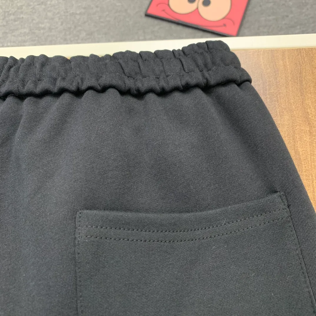 P220 💰Model No. C122 New style MONCLER straight-leg MONCLER with embroidered logo and colorful webbing, official website ZP synchronized new sweatpants for men and women. The fabric is made of 450g heavyweight double-ply double yarn composite fabric. The letter mark is exquisite and full embroidery letter craftsmanship. The elastic drawstring waist design is full of flexibility. The inner hemming strips are made of high quality. The details are perfect. The version is loose. Made with conscience. It is resistant to high temperatures and will not fall off. It can be machine washed and is made in a large factory. The bag strips are neatly routed with double needles. Popular model among Internet celebrities. Very popular. Loose os version. Can be worn up to 200 pounds. Color: black. Size: S M L XL