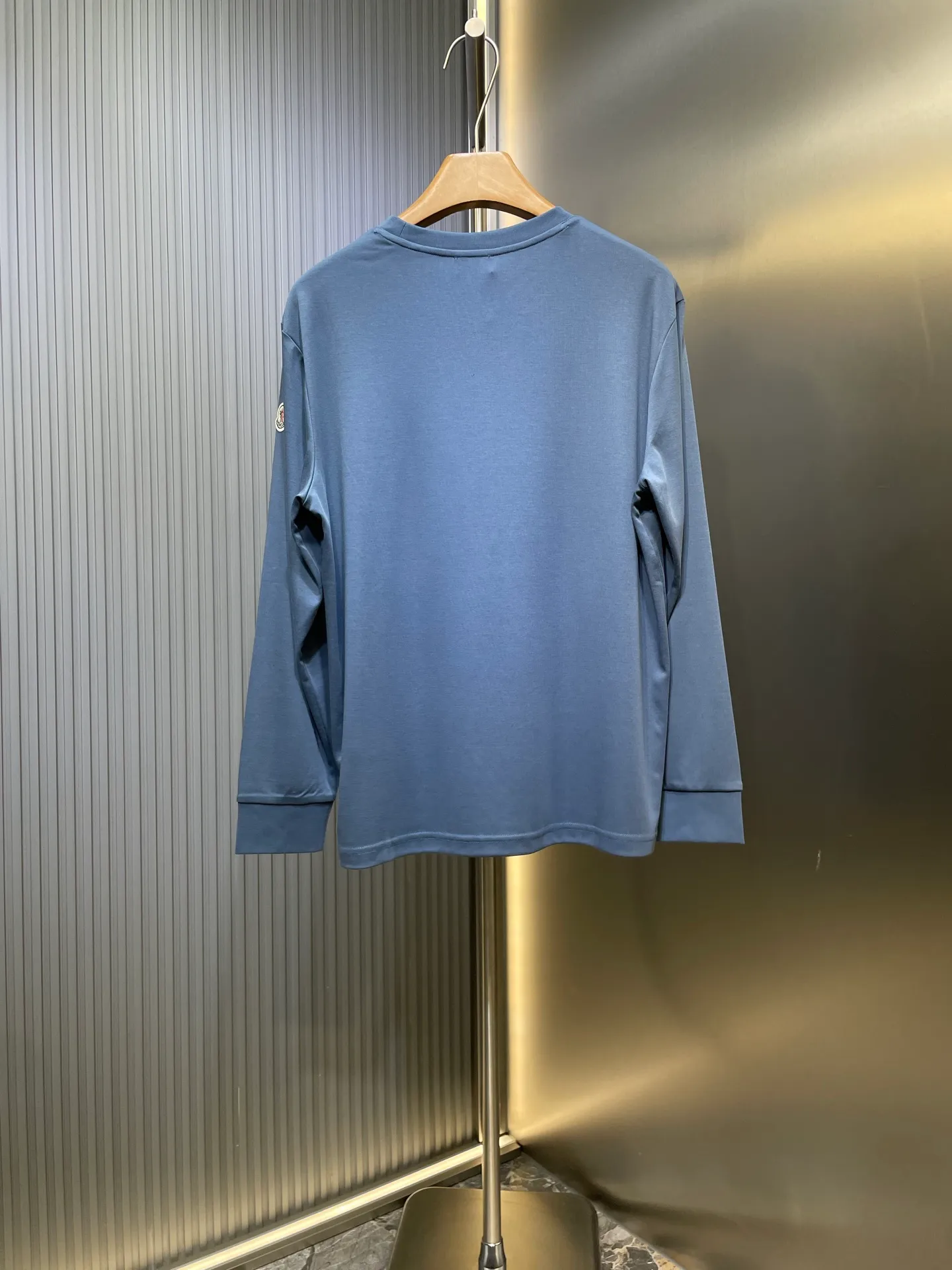 P320 Moncler 🌟 25ss new autumn and winter embroidered round neck bottoming long-sleeved T-shirt. The front chest is decorated with brand logo embroidery design. The left sleeve is decorated with felt embroidery classic logo. The cuffs are designed with high-end threads. It is a basic men's item and injects new ideas into men's wardrobe. Made of 100% long-staple cotton➕imported Lenzing Modal blended fabric. The fabric has a high-end texture, is soft and silky, has excellent elasticity, is anti-wrinkle and anti-yellowing, and will not be easily deformed after long-term wear and washing. Black, white, blue size: s-xxxl