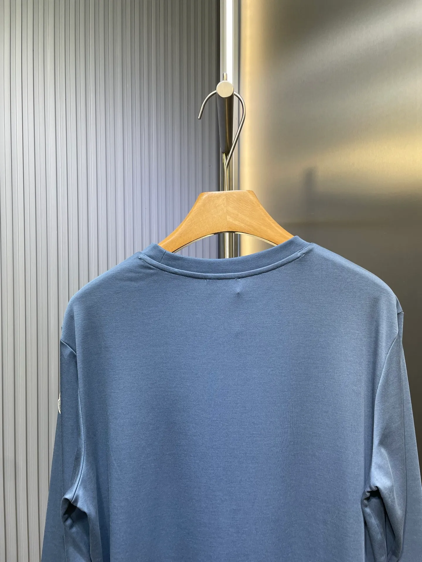 P320 Moncler 🌟 25ss new autumn and winter embroidered round neck bottoming long-sleeved T-shirt. The front chest is decorated with brand logo embroidery design. The left sleeve is decorated with felt embroidery classic logo. The cuffs are designed with high-end threads. It is a basic men's item and injects new ideas into men's wardrobe. Made of 100% long-staple cotton➕imported Lenzing Modal blended fabric. The fabric has a high-end texture, is soft and silky, has excellent elasticity, is anti-wrinkle and anti-yellowing, and will not be easily deformed after long-term wear and washing. Black, white, blue size: s-xxxl