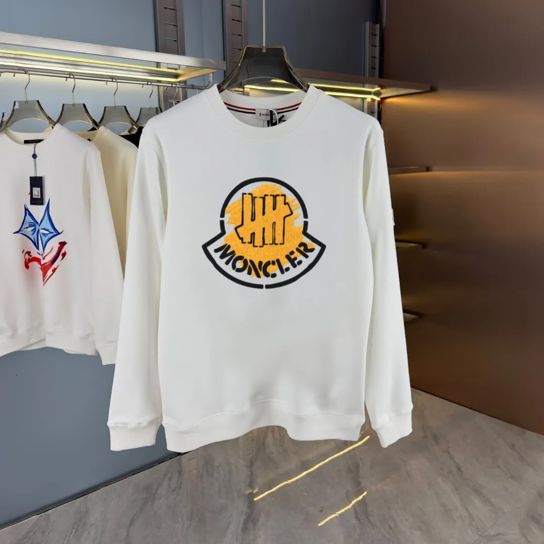 P210 high version sweatshirt) 📦With exclusive picture packaging📦 [Long-term ready stock] Upgraded version "Mobile phone smart sensor ~ NFC chip armband ~ Direct access to the official website anti-counterfeiting" 〖 𝐌𝐎𝐍𝐂𝐋𝐄𝐑 ~ Mouth covering〗 2025 new high quality, using 450g heavyweight fabric Different from the market currency, you can mix and match everything at will and you will be handsome😎The whole clothes is made of double waistcoats. The double waistcoats make the whole dress more three-dimensional. It is not an ordinary factory that can do such fine work. 2025 autumn and winter new style, on sale at the counter, exquisite printed round neck terry sweatshirt. High-end double-ply cotton. Customized stretch ribs are dyed in the same vat. Three standards are complete. It is matched with digital printing patterns and is very breathable. Same style for men and women. Color: black, white, apricot. Size: S M L XL 2XL