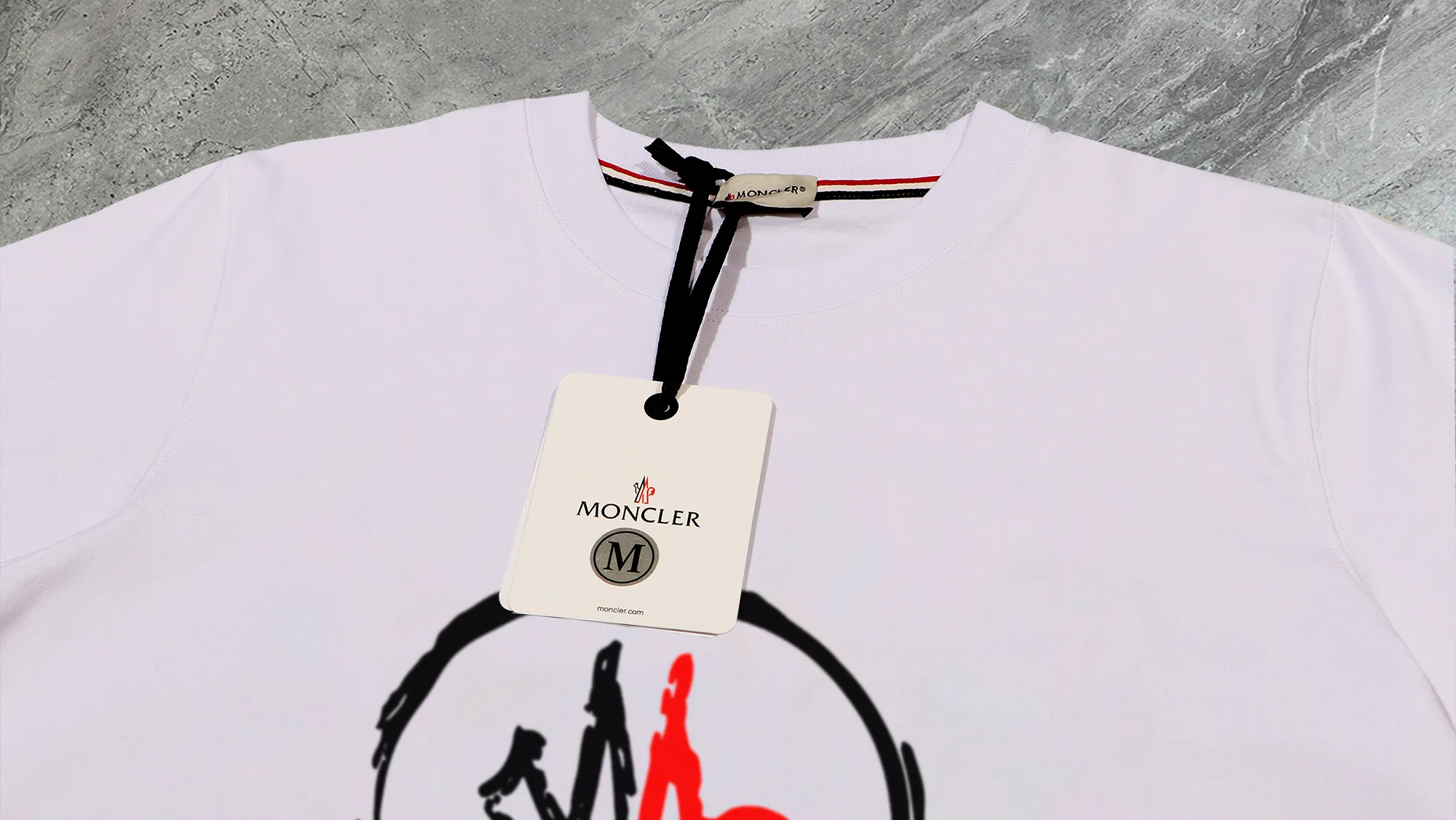 P210 High-version sweatshirt) [Long-term stock] 〖𝐌𝐎𝐍𝐂𝐋𝐄𝐑~Mask〗 Made of 440g heavy-weight fabric. It is different from the market currency. It can be matched with any variety and is properly handsome. 😎The whole dress is made of double waistcoats. The double waistcoats make the whole dress more three-dimensional. Not ordinary factories can do such fine work. 2025 Spring runway version of the T stage, on sale at the counter, round neck terry sweatshirt, high-end double-strand pure cotton, custom-made stretch ribs, dyed in the same vat, complete with three standards, matched with exquisite embroidered LOGO on the chest, simple and advanced, same style for men and women. Color: black, apricot, white, size: S M L XL 2XL