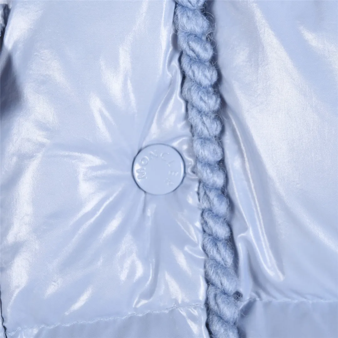 P860 Moncler / Moncler Mouth Small Waist Second Generation FW25 Glareins Woven Trim Hooded Short Comfort Down Jacket Women's Glareins Woven Trim Hooded Short Down Jacket is a classic item of Moncler's 2025 autumn and winter women's wear series. It highlights the feminine temperament with exquisite braided trim and waist design.  • Design highlights: Braided trim is used to highlight the waist silhouette, and the short hooded design is both fashionable and practical • Fabric technology: The outer shell is made of 100% nylon fabric, with a gorgeous luster, and the interior is filled with 90% white goose down + 10% feathers • Functional details: Equipped with an adjustable hood, zipper + snap button double closure, waist drawstring design, length of about 58cm • Origin information: Mainly made in Romania, ensuring European quality standards • Good upper body effect: A-line hem design with slightly closed waist, as delicate as a princess, outstanding proportion modification effect • Strong thermal insulation performance: 90 white goose down filling, warmth retention comparable to polar expedition equipment, light and not bulky • Strong sense of quality: high-quality hardware, even and fine stitching, clear brand logo Color: blue off-white black code number: 0 1 2 3