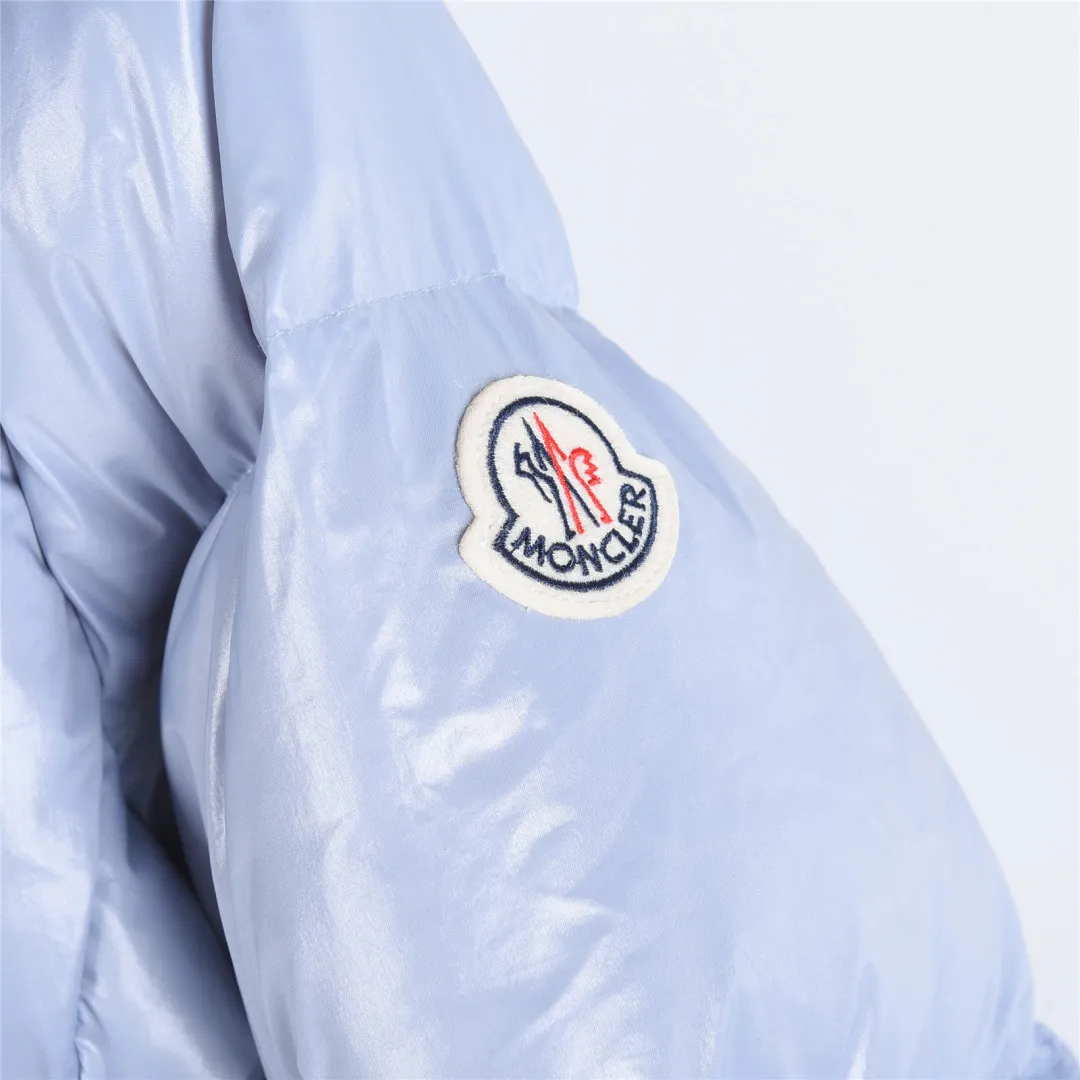 P860 Moncler / Moncler Mouth Small Waist Second Generation FW25 Glareins Woven Trim Hooded Short Comfort Down Jacket Women's Glareins Woven Trim Hooded Short Down Jacket is a classic item of Moncler's 2025 autumn and winter women's wear series. It highlights the feminine temperament with exquisite braided trim and waist design.  • Design highlights: Braided trim is used to highlight the waist silhouette, and the short hooded design is both fashionable and practical • Fabric technology: The outer shell is made of 100% nylon fabric, with a gorgeous luster, and the interior is filled with 90% white goose down + 10% feathers • Functional details: Equipped with an adjustable hood, zipper + snap button double closure, waist drawstring design, length of about 58cm • Origin information: Mainly made in Romania, ensuring European quality standards • Good upper body effect: A-line hem design with slightly closed waist, as delicate as a princess, outstanding proportion modification effect • Strong thermal insulation performance: 90 white goose down filling, warmth retention comparable to polar expedition equipment, light and not bulky • Strong sense of quality: high-quality hardware, even and fine stitching, clear brand logo Color: blue off-white black code number: 0 1 2 3