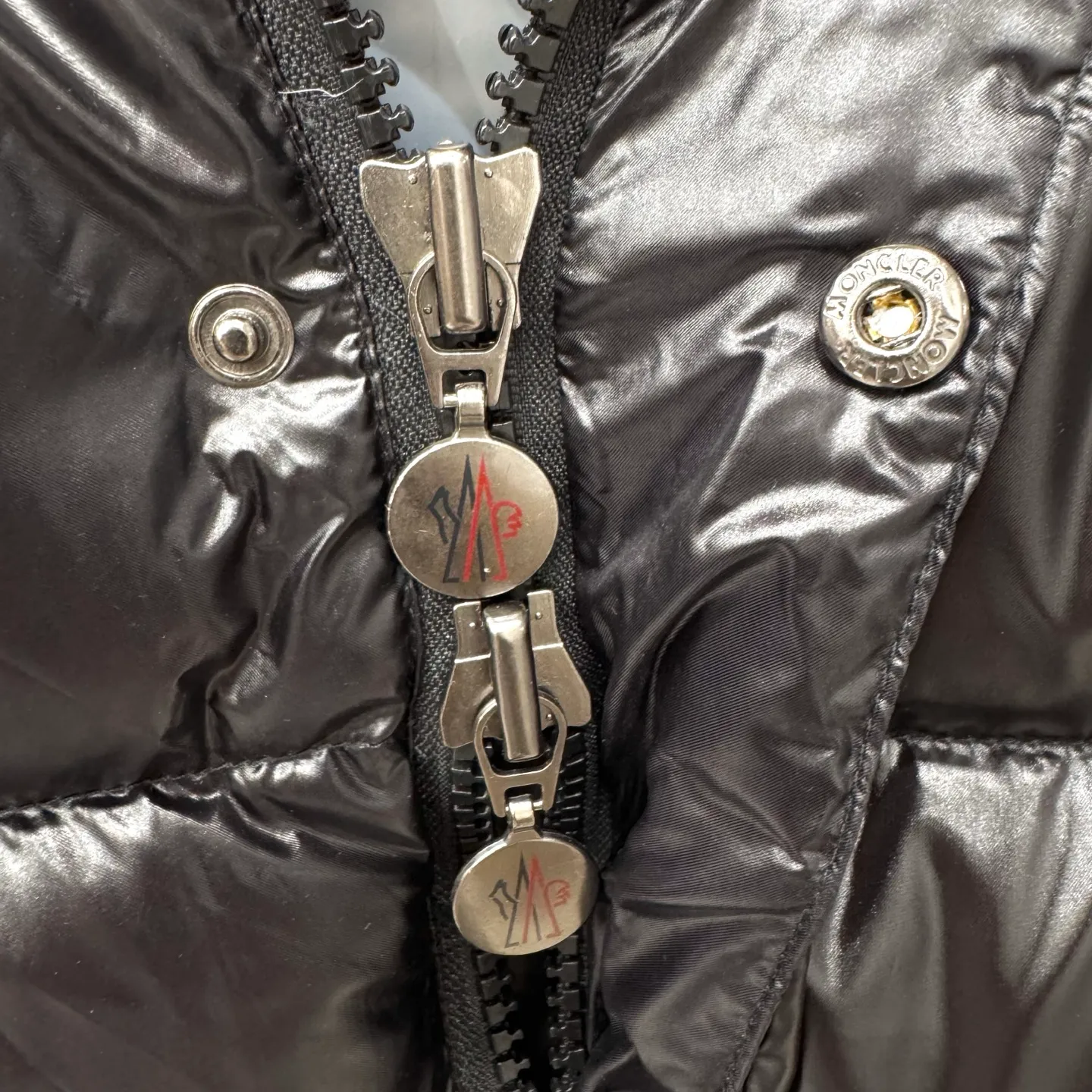 P560 Tibb men's down vest] Tibb men's down vest is a classic Moncler design item made of nylon laqué fabric.     The Tibb men's down vest is a classic Moncler item, inspired by the iconic archival silhouette of the 1980s. Made from lightweight nylon laqué functional fabric, it's perfect for changing seasons.  •Made of nylon laqué •Nylon laqué lining •Down filled •Snap-stud collar •Zip closure •Zip pockets •Fabric: 100% nylon; •Lining: 100% nylon; •Filling: goose down •Down content: 90%; except trim; •Size: 12345 Maximum wash temperature 30°C - Gentle wash; Do not bleach; Do not tumble dry; Ironing maximum temperature 110°C - without steam; Do not dry clean; Professional wet cleaning - Gentle wash; Lay flat to dry in shade; Wash separately; Recommend washing and ironing inside out