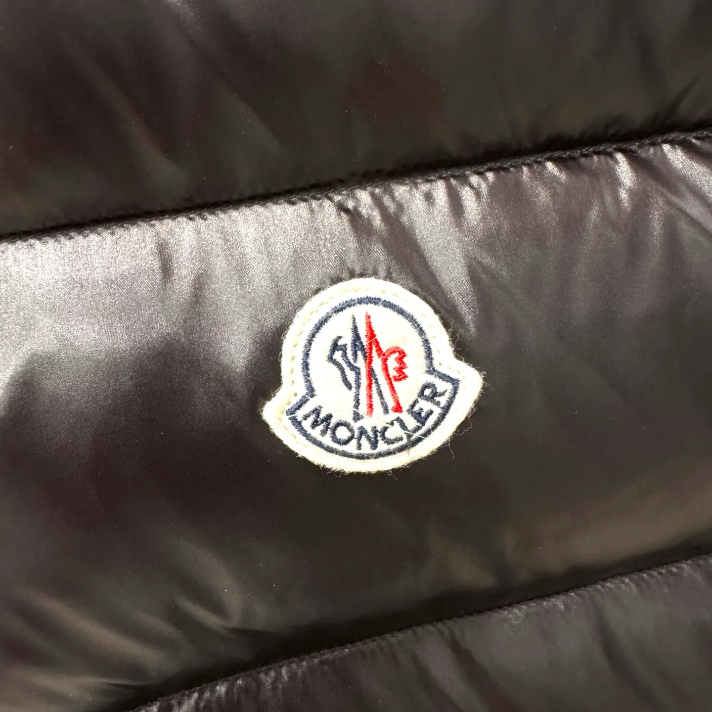 P560 Tibb men's down vest] Tibb men's down vest is a classic Moncler design item made of nylon laqué fabric.     The Tibb men's down vest is a classic Moncler item, inspired by the iconic archival silhouette of the 1980s. Made from lightweight nylon laqué functional fabric, it's perfect for changing seasons.  •Made of nylon laqué •Nylon laqué lining •Down filled •Snap-stud collar •Zip closure •Zip pockets •Fabric: 100% nylon; •Lining: 100% nylon; •Filling: goose down •Down content: 90%; except trim; •Size: 12345 Maximum wash temperature 30°C - Gentle wash; Do not bleach; Do not tumble dry; Ironing maximum temperature 110°C - without steam; Do not dry clean; Professional wet cleaning - Gentle wash; Lay flat to dry in shade; Wash separately; Recommend washing and ironing inside out