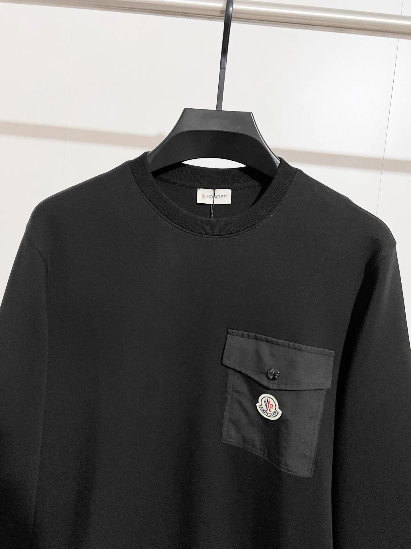 P300 Recommended hot items for foreign trade orders - Moncler's official website is synchronized with the new round-neck air cotton sweatshirt with patch pockets - Made of exclusively customized imported 420g air layer fabric. The upper body is extremely comfortable. Complete customized accessories. Exclusive quality difference currency. Welcome to compare - Color: black moss green - Size: M L XL XXL