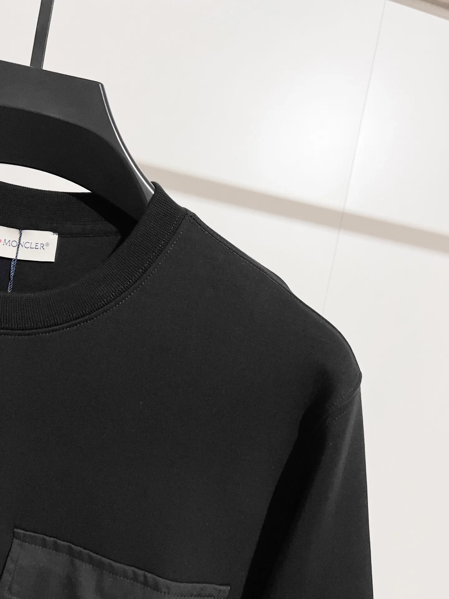 P300 Recommended hot items for foreign trade orders - Moncler's official website is synchronized with the new round-neck air cotton sweatshirt with patch pockets - Made of exclusively customized imported 420g air layer fabric. The upper body is extremely comfortable. Complete customized accessories. Exclusive quality difference currency. Welcome to compare - Color: black moss green - Size: M L XL XXL