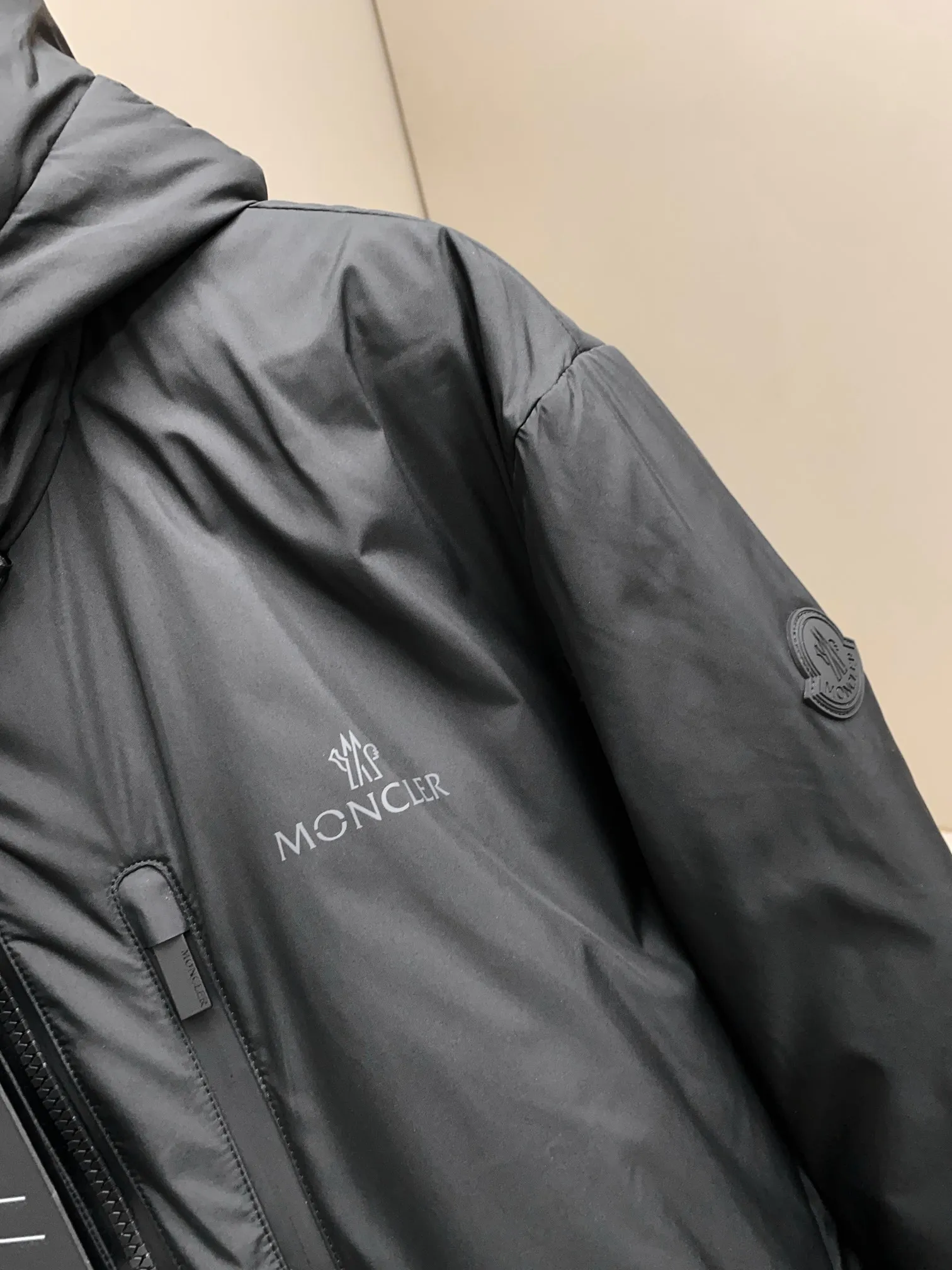 P1280 Old OEM channel, 25Moncler new lightweight men's hooded casual down jacket! Trading company order DABOS men's down inspired by the classic paninari, men's choice for outdoor activities! Made from ECONYL yarn in nylon technology and decorated with recyclable details, it highlights the brand's commitment to environmental protection. Adjustable cuffs and two-way zippers ensure easy wearing and adjusting the silhouette; The interior is made of EU-standard environmentally friendly 90% white duck down + 10% feather high-content filling. It is warmer and lighter than traditional down jackets in the past. You will know its high-end atmosphere when you try it in person. It is comfortable, warm and breathable when worn on the upper body, without any bloated feeling! At the same time, it has a high sense of class and recognition. The seams of the body are all cut in position to ensure visual beauty, which is very time-consuming and material-consuming! The fashionable detachable vest can be worn alone. The detachable hooded stand-up collar design is easy to disassemble and assemble to create different fashionable looks. The concealed placket, two-way zipper opening and closing, elastic cuffs and drawstring hem cuff design can better withstand the cold wind and keep the upper body warm in autumn and winter. It is a tall and stylish item! Available now: Black, Brown Size: M-3XL G9001 Data reference: Size 0: Shoulder width 51cm - Bust 114cm - Clothing length 70cm - Sleeve length 61cm Size 1: Shoulder width 52cm - Bust 118cm - Clothing length 71cm - Sleeve length 62cm Size 2: Shoulder width 53cm - Bust 122cm - Clothing length 72cm - Sleeve length 63cm 3 Size: Shoulder width 54cm - Bust 126cm - Clothing length 73cm - Sleeve length 64cm Size 4: Shoulder width 55cm - Bust 130cm - Clothing length 75cm - Sleeve length 64cm