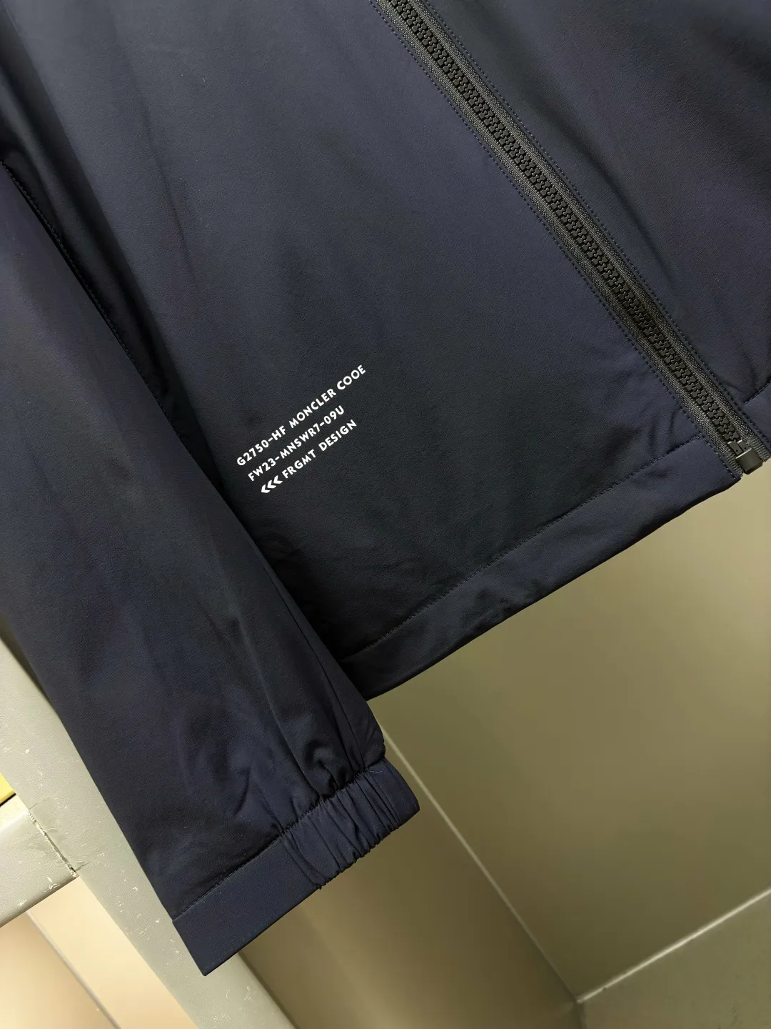 P560 Moncler New style thin cotton jacket with letters Original fabric Original accessories Official same style Made of imported polyester fabric, customized fabric dyed in the same vat. Very comfortable and smooth to the touch Very wide and stylish. Will not deform after long-term wear. Produced by a first-line brand OEM factory. The label is full and textured. The latest style for autumn and winter. Fashionable and personalized. Super versatile and good-looking. Very suitable for both men and women. A must-have for everyone. Color: Black Royal Blue Size: L-4XL