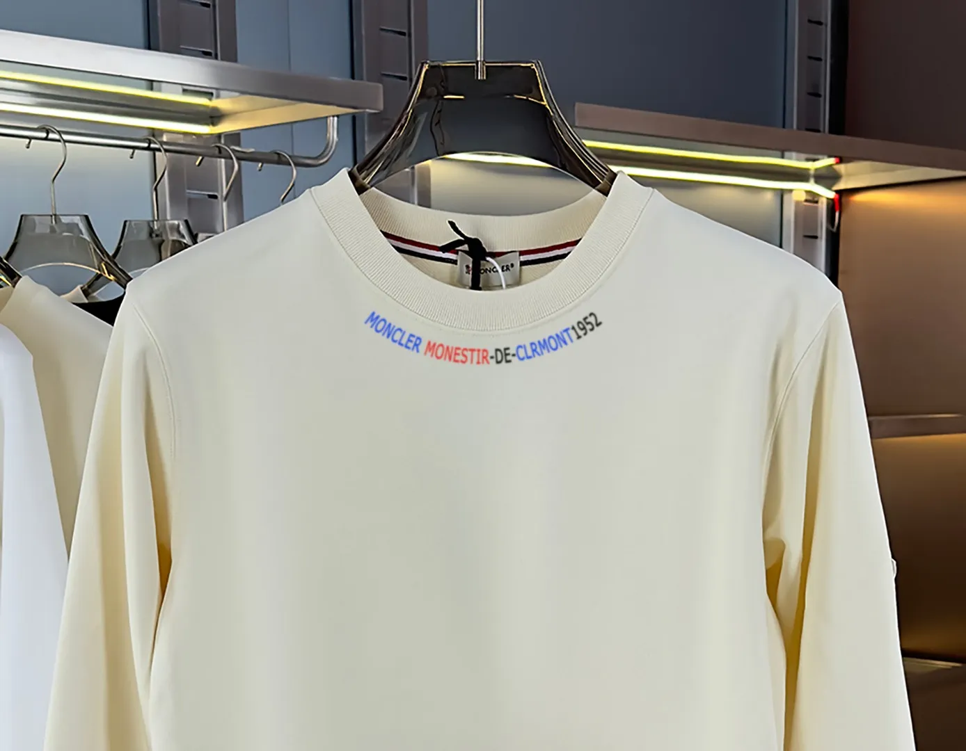 P210 high version sweatshirt) 📦With exclusive packaging📦 [Long-term ready stock] Upgraded version "Mobile phone smart sensor ~ NFC chip armband ~ Directly to the official website for anti-counterfeiting" 〖 𝐌𝐎𝐍𝐂𝐋𝐄𝐑 ~ Mouth covering〗 2025 new high quality, using 450 grams of heavyweight fabric Different from the market currency, you can mix and match everything at will and you will be handsome😎The whole clothes is made of double waistcoats. The double waistcoats make the whole dress more three-dimensional. It is not an ordinary factory that can do such fine work. 2025 autumn and winter new style, on sale at the counter, exquisite printed round neck terry sweatshirt. High-end double-ply cotton. Customized stretch ribs are dyed in the same vat. Three standards are complete. It is matched with digital printing patterns and is very breathable. Same style for men and women. Color: black, white, apricot. Size: S M L XL 2XL