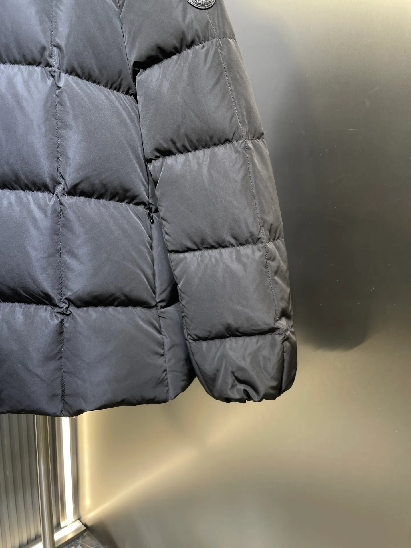 P730 MONCLER 25FW new autumn and winter product Cochevinne women's square quilted down jacket Cochevinne short down jacket reinterprets the classic design, with smooth surface and texture in sharp contrast.  Made of polyester fabric with a beautiful matte finish and soft feel.  Decorated with a quilted geometric pattern for a unique visual effect.  Made of polyester Longue saison lining with down filling Snap-button closure Zippered pockets Leather logo patch Size guide: Regular fit Firm shoulders Flared waist and hips Size: s m l