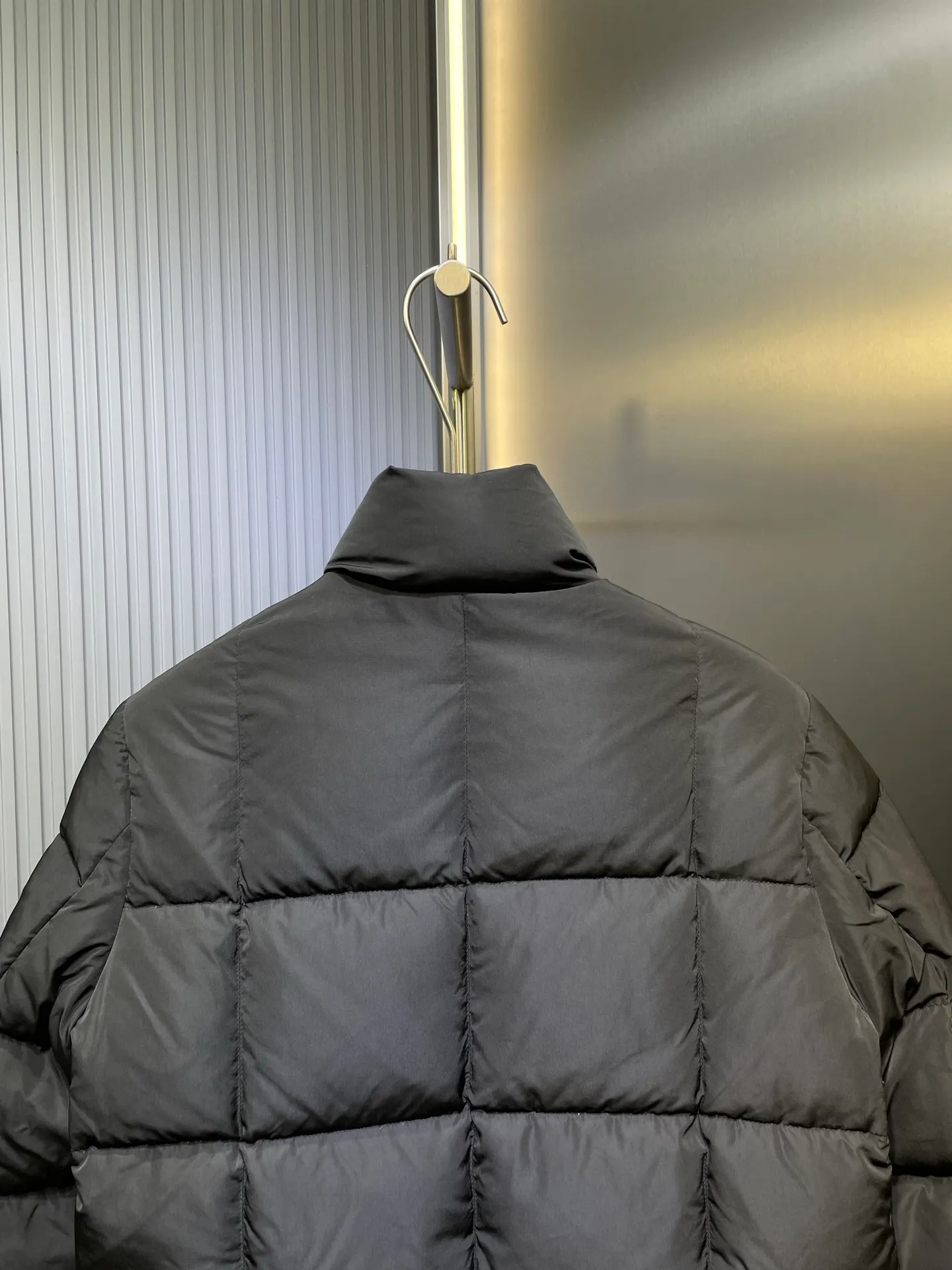 P730 MONCLER 25FW new autumn and winter product Cochevinne women's square quilted down jacket Cochevinne short down jacket reinterprets the classic design, with smooth surface and texture in sharp contrast.  Made of polyester fabric with a beautiful matte finish and soft feel.  Decorated with a quilted geometric pattern for a unique visual effect.  Made of polyester Longue saison lining with down filling Snap-button closure Zippered pockets Leather logo patch Size guide: Regular fit Firm shoulders Flared waist and hips Size: s m l