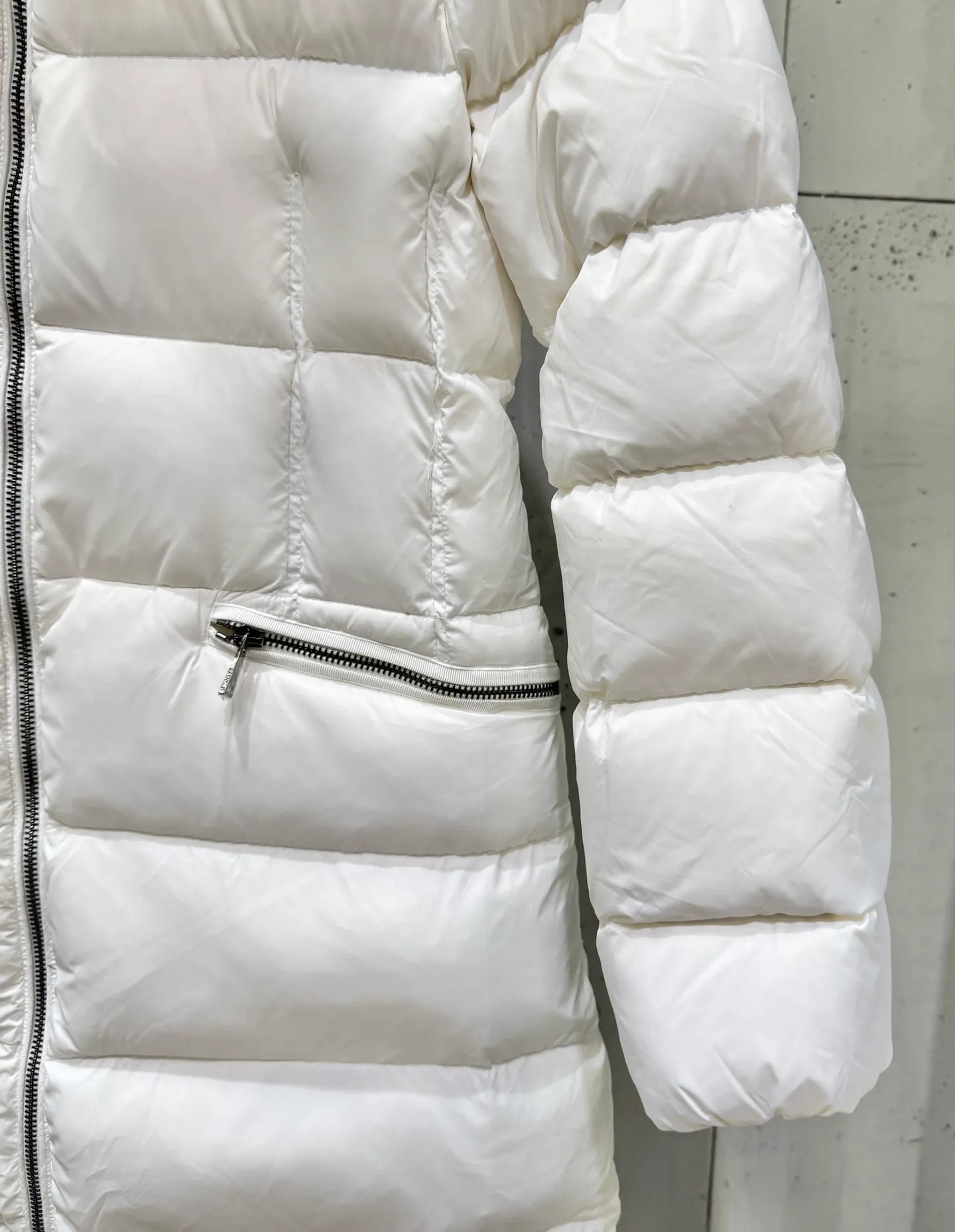 P1160 Moncler Boedic Long Women's Long Top Boedic long down combines exquisite materials and attention to details. Its timeless and elegant fashion design can provide you with a warm and caring wearing experience. The Boedic long down style features a waist-cinching belt to accentuate the feminine silhouette for a stylish winter look. Comfortable hood with rich fleece trim that can be easily removed to suit your mood and weather conditions Size : 1-4