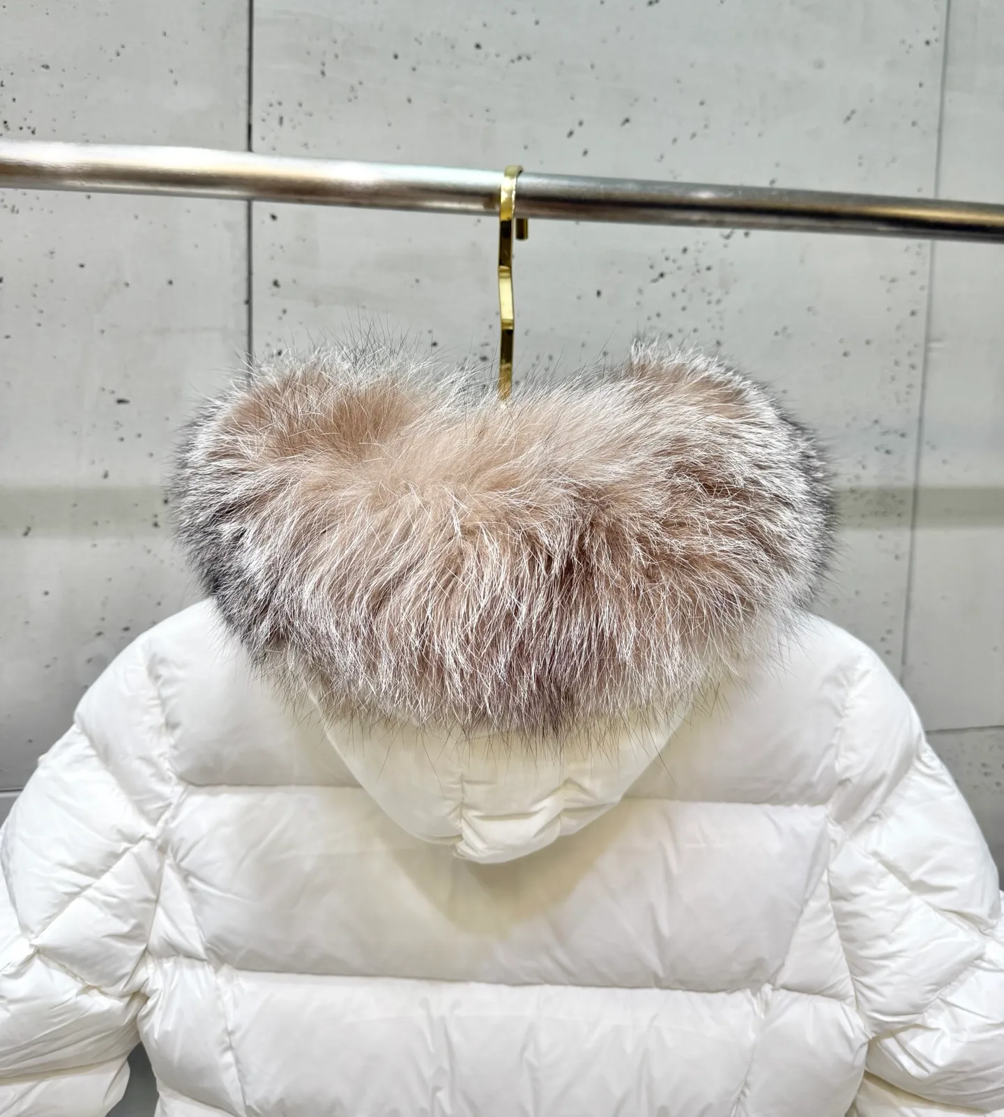 P1160 Moncler Boedic Long Women's Long Top Boedic long down combines exquisite materials and attention to details. Its timeless and elegant fashion design can provide you with a warm and caring wearing experience. The Boedic long down style features a waist-cinching belt to accentuate the feminine silhouette for a stylish winter look. Comfortable hood with rich fleece trim that can be easily removed to suit your mood and weather conditions Size : 1-4