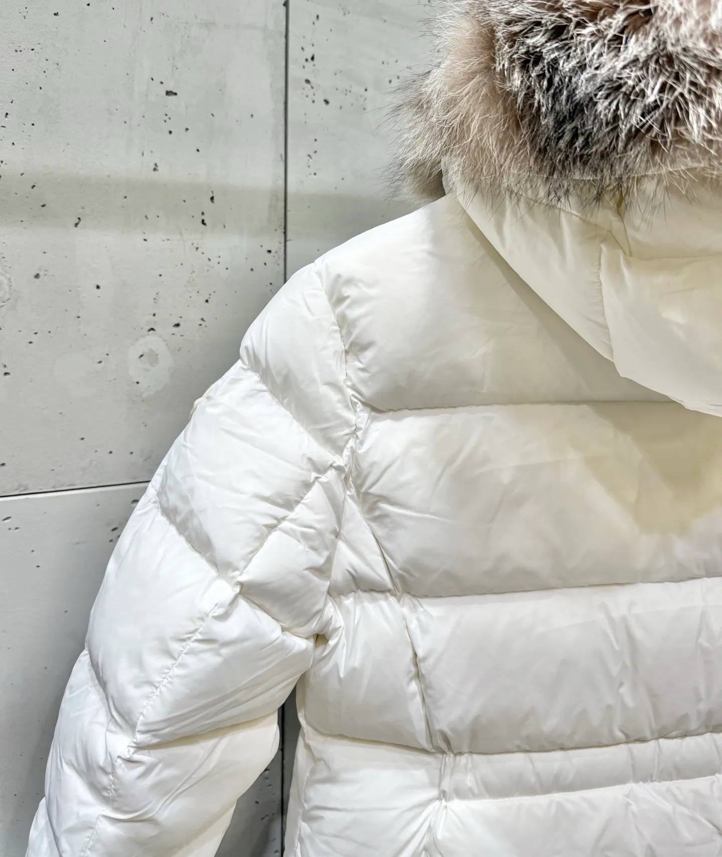 P1160 Moncler Boedic Long Women's Long Top Boedic long down combines exquisite materials and attention to details. Its timeless and elegant fashion design can provide you with a warm and caring wearing experience. The Boedic long down style features a waist-cinching belt to accentuate the feminine silhouette for a stylish winter look. Comfortable hood with rich fleece trim that can be easily removed to suit your mood and weather conditions Size : 1-4