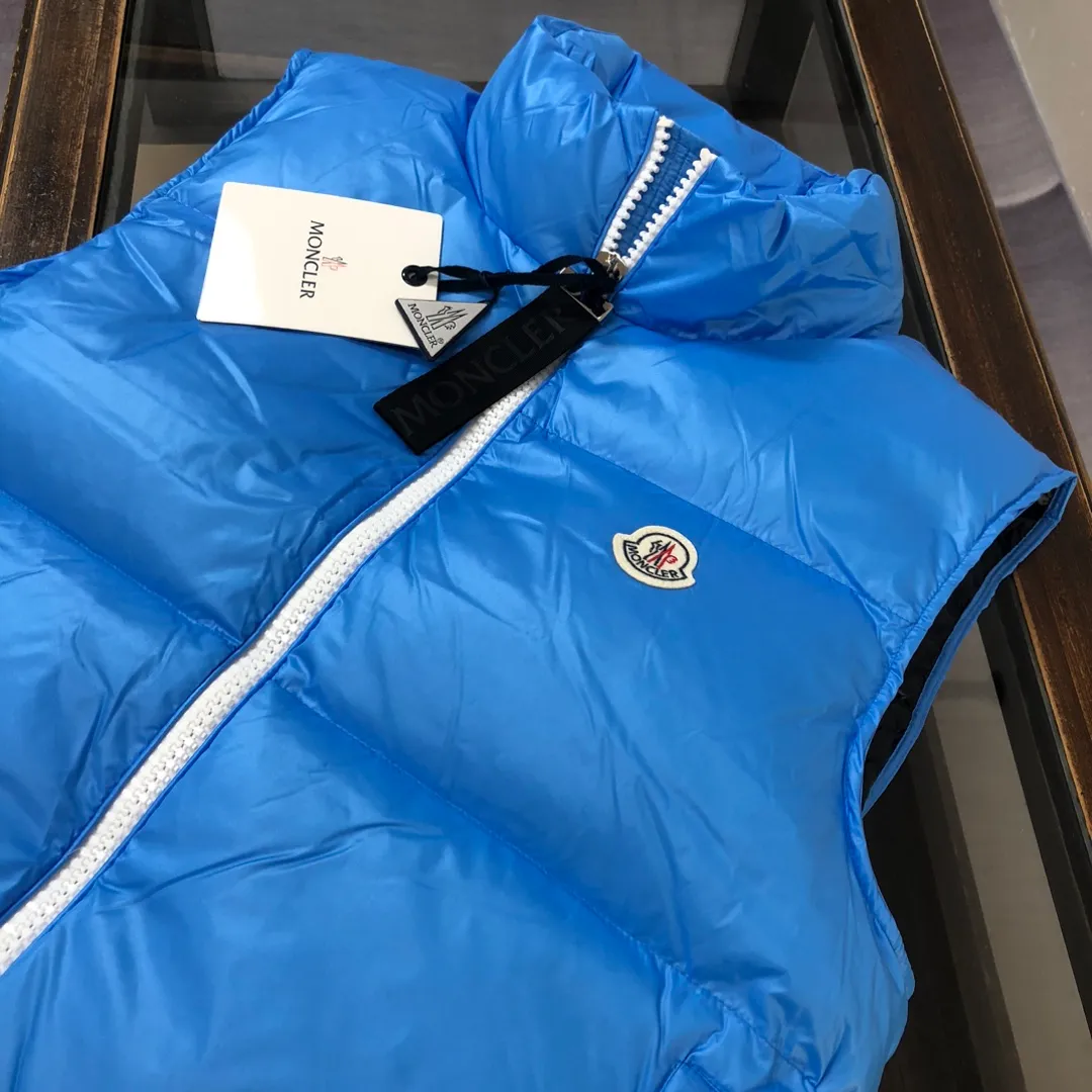 P640 Mon*cler 2024 new down vest, exclusive real shot✌️ 🥰🥰The design of the stand-up collar is inspired by Moncler’s iconic jacket from the 1980s🧥. It has been reinterpreted with modern and dynamic elements. 😎This vest🎽 embodies the personality of those who always want to be a champion🏆. It is fashionable and versatile🉑 and can be worn as a vest in the mid-season or paired with a windproof jacket in the cold winter. 👍🏻 Color: black (blue lining) blue (black lining) yellow (black lining) Size: 1-2-3-4-5 (M～3xl)