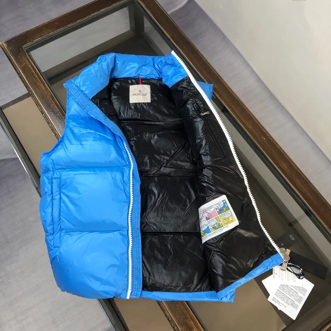 P640 Mon*cler 2024 new down vest, exclusive real shot✌️ 🥰🥰The design of the stand-up collar is inspired by Moncler’s iconic jacket from the 1980s🧥. It has been reinterpreted with modern and dynamic elements. 😎This vest🎽 embodies the personality of those who always want to be a champion🏆. It is fashionable and versatile🉑 and can be worn as a vest in the mid-season or paired with a windproof jacket in the cold winter. 👍🏻 Color: black (blue lining) blue (black lining) yellow (black lining) Size: 1-2-3-4-5 (M～3xl)