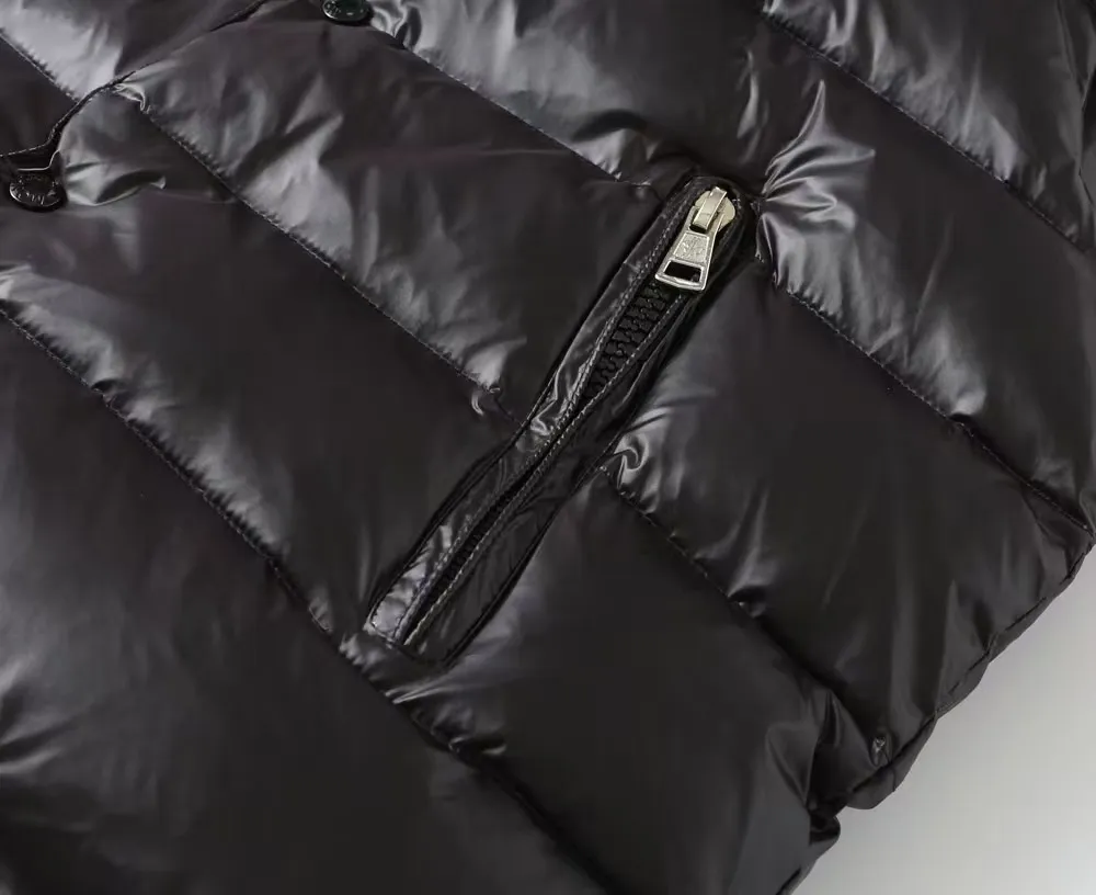 P640 Moncler/Mongolian "Official website same style embroidered small label" Vest down jacket - Fabric: National standard 90 white duck down jacket, made of polyester fiber fabric, comfortable and warm, perfect appearance, good bulk recovery after compression, heat accumulation and warmth locking, complete three standards, original fabric, official same style, different from ordinary version on the market - Color: black white - Size: M L XL XXL XXL XXXL - Purchase the original mold and create it with a full set of customized accessories. Details determine success or failure.  - Accessories: The original accessories are complete with one to one and three standards, os off-shoulder version, same style for men and women, official website quality - no gender distinction, same style for men and women