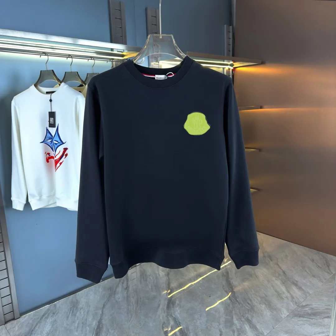 P210 High-version sweatshirt) [Long-term stock] 〖𝐌𝐎𝐍𝐂𝐋𝐄𝐑~Mask〗 Made of 440g heavy-weight fabric. It is different from the market currency. It can be matched with any variety and is properly handsome. 😎The whole dress is made of double waistcoats. The double waistcoats make the whole dress more three-dimensional. Not ordinary factories can do such fine work. 2025 Spring runway version of the T stage, on sale at the counter, round neck terry sweatshirt, high-end double-strand pure cotton, custom-made stretch ribs, dyed in the same vat, complete with three standards, matched with exquisite embroidered LOGO on the chest, simple and advanced, same style for men and women. Color: black, apricot, white, size: S M L XL 2XL
