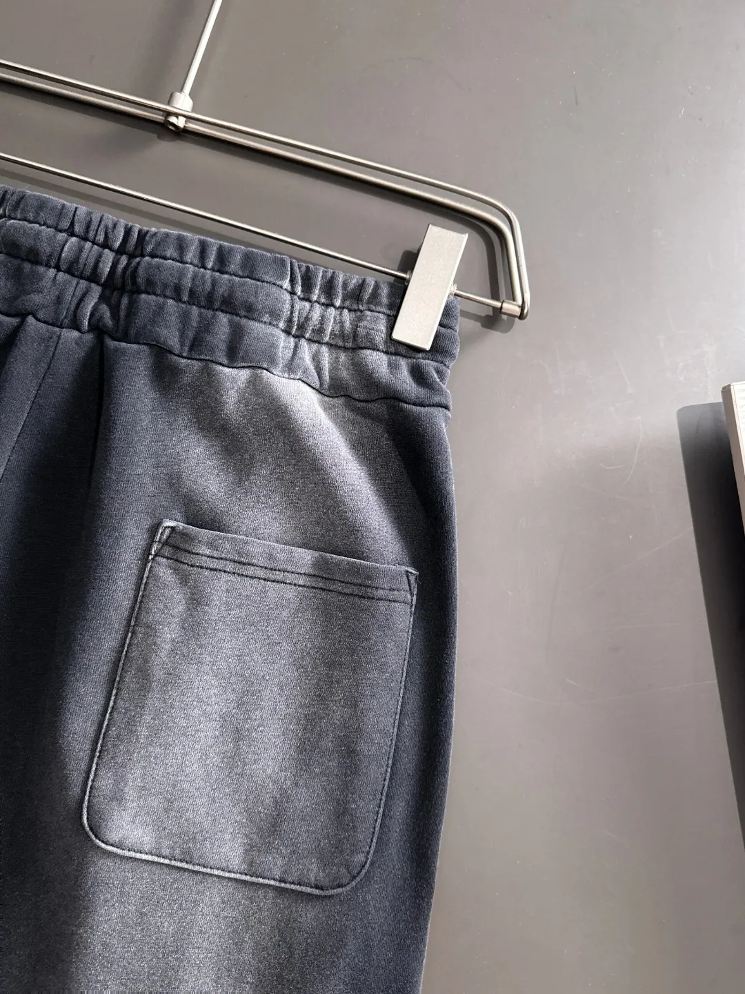 Next day shipment P360 MONCLER/Mongoose Exclusive first release of 25ss autumn and winter new high-quality trousers Compare real-life details at will A perfect choice for autumn and winter. A must-have item. Loose fit. Please refer to the size chart when placing an order: S to XL (or state your height and weight when placing an order)