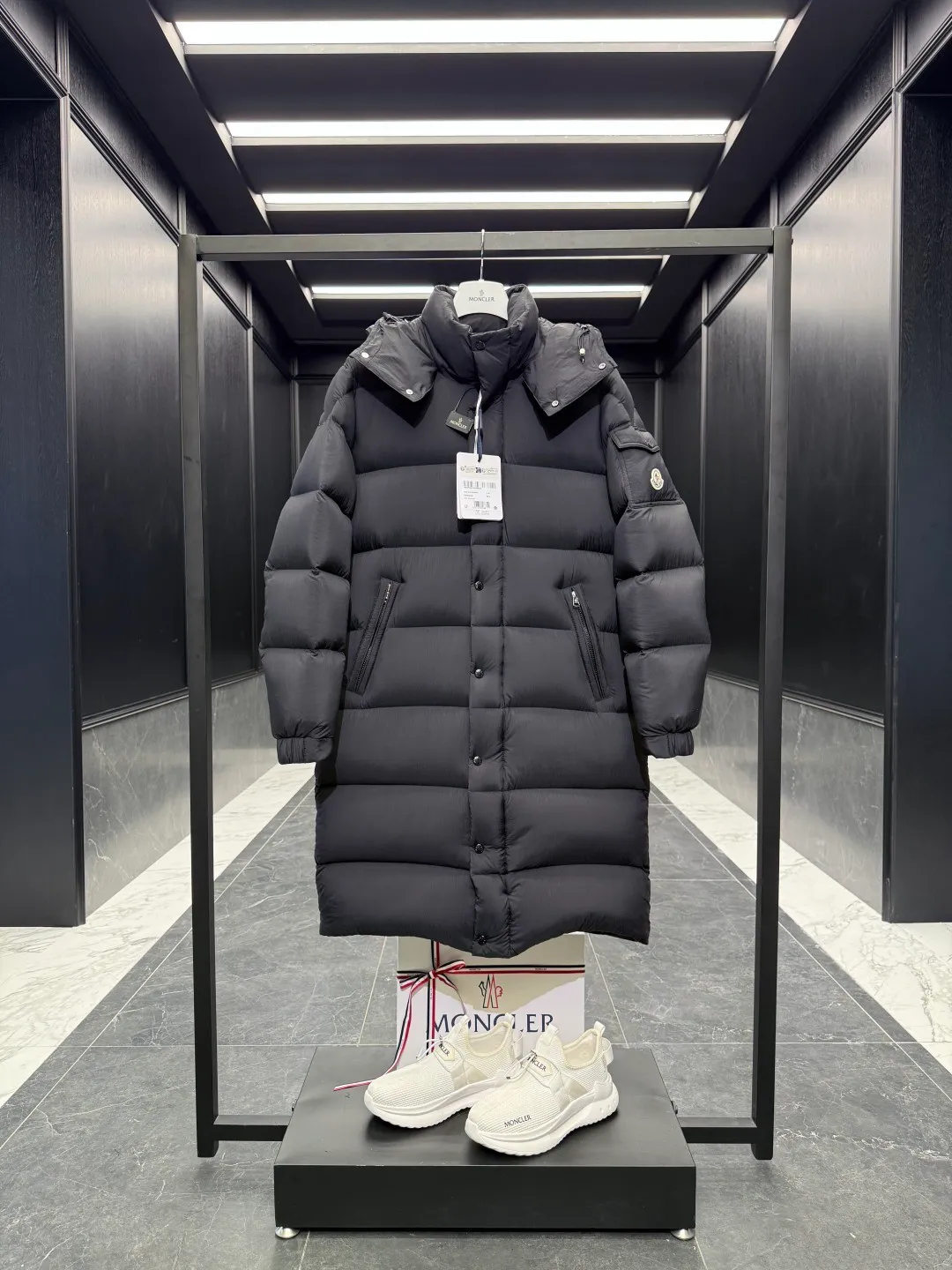 P860 Moncler Hanoverian line (matte matte) long men's down jacket. 850+ fill power This Hanoverian men's long down jacket combines Moncler's classic aesthetics, excellent performance and protective features. The Hanoverian long down jacket is made of longue saison fabric and is designed with practical details to provide both warmth and protection. As a Moncler classic, this down jacket features a detachable hood and a front zipper placket that covers the windshield, significantly improving its protective performance. Details Made of longue saison fabric Longue saison lining Filled with down Removable hood Zipper and snap fastening Zippered pockets Patch pockets on sleeves Adjustable cuffs Drawstring hem Size: 0-4 (couple size)