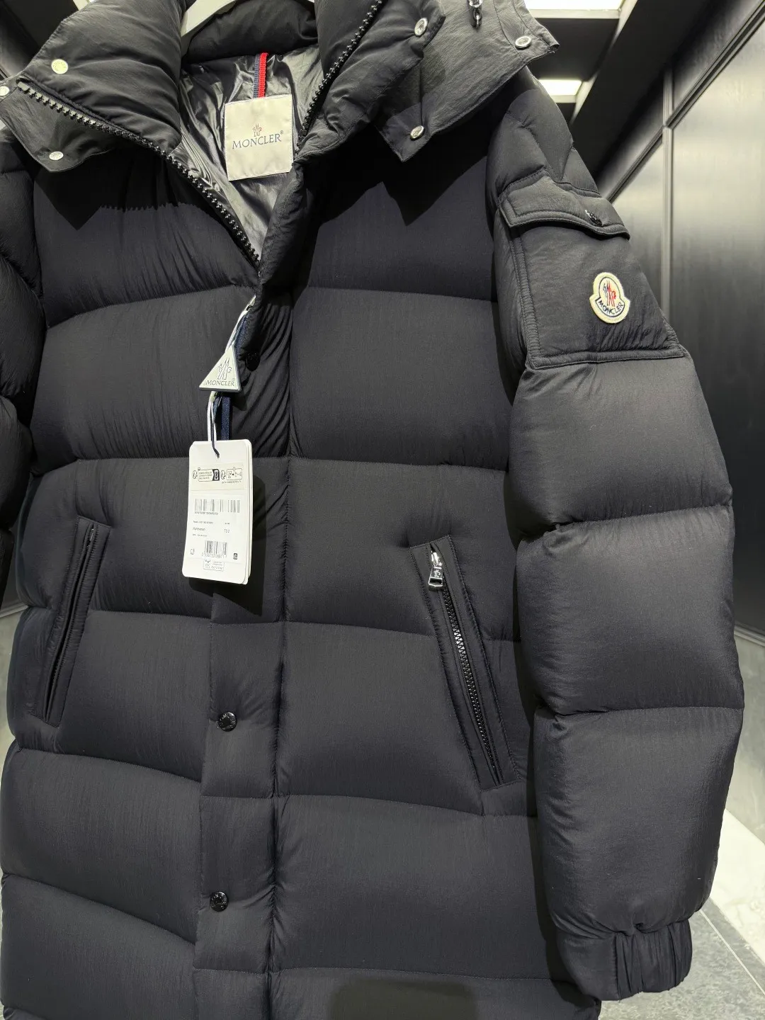 P860 Moncler Hanoverian line (matte matte) long men's down jacket. 850+ fill power This Hanoverian men's long down jacket combines Moncler's classic aesthetics, excellent performance and protective features. The Hanoverian long down jacket is made of longue saison fabric and is designed with practical details to provide both warmth and protection. As a Moncler classic, this down jacket features a detachable hood and a front zipper placket that covers the windshield, significantly improving its protective performance. Details Made of longue saison fabric Longue saison lining Filled with down Removable hood Zipper and snap fastening Zippered pockets Patch pockets on sleeves Adjustable cuffs Drawstring hem Size: 0-4 (couple size)