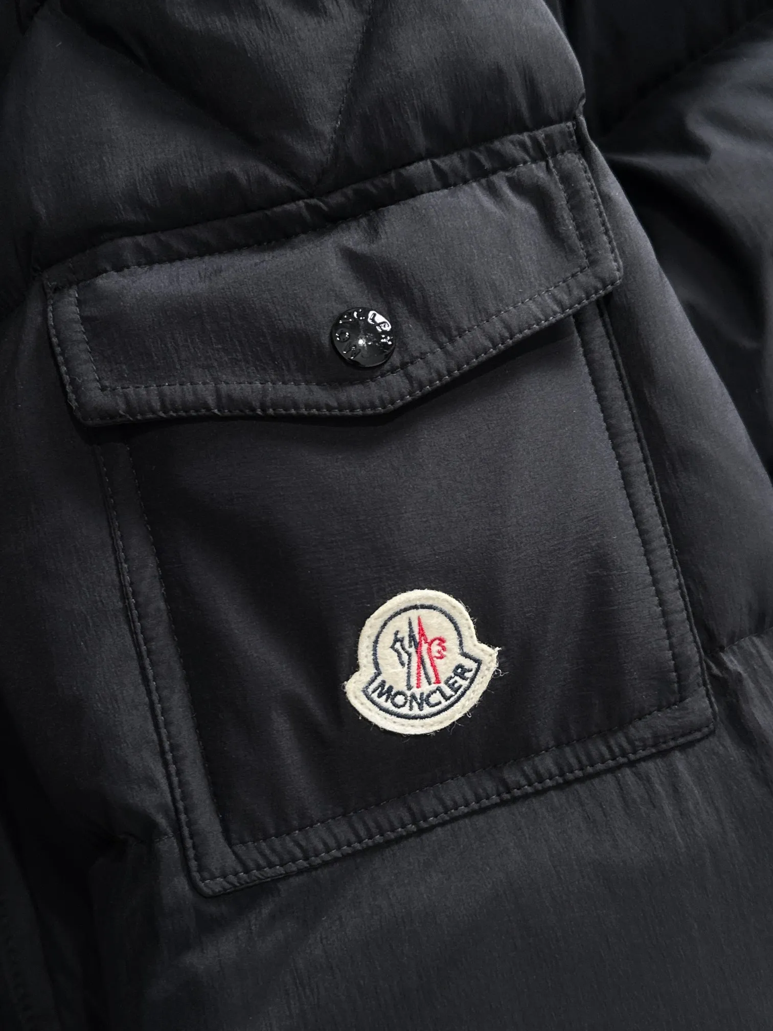P860 Moncler Hanoverian line (matte matte) long men's down jacket. 850+ fill power This Hanoverian men's long down jacket combines Moncler's classic aesthetics, excellent performance and protective features. The Hanoverian long down jacket is made of longue saison fabric and is designed with practical details to provide both warmth and protection. As a Moncler classic, this down jacket features a detachable hood and a front zipper placket that covers the windshield, significantly improving its protective performance. Details Made of longue saison fabric Longue saison lining Filled with down Removable hood Zipper and snap fastening Zippered pockets Patch pockets on sleeves Adjustable cuffs Drawstring hem Size: 0-4 (couple size)