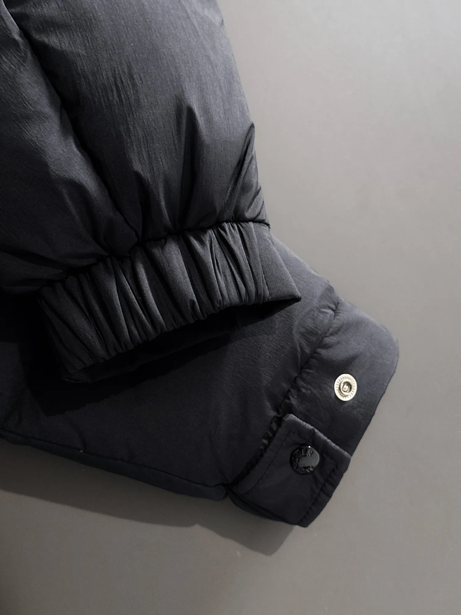 P860 Moncler Hanoverian line (matte matte) long men's down jacket. 850+ fill power This Hanoverian men's long down jacket combines Moncler's classic aesthetics, excellent performance and protective features. The Hanoverian long down jacket is made of longue saison fabric and is designed with practical details to provide both warmth and protection. As a Moncler classic, this down jacket features a detachable hood and a front zipper placket that covers the windshield, significantly improving its protective performance. Details Made of longue saison fabric Longue saison lining Filled with down Removable hood Zipper and snap fastening Zippered pockets Patch pockets on sleeves Adjustable cuffs Drawstring hem Size: 0-4 (couple size)