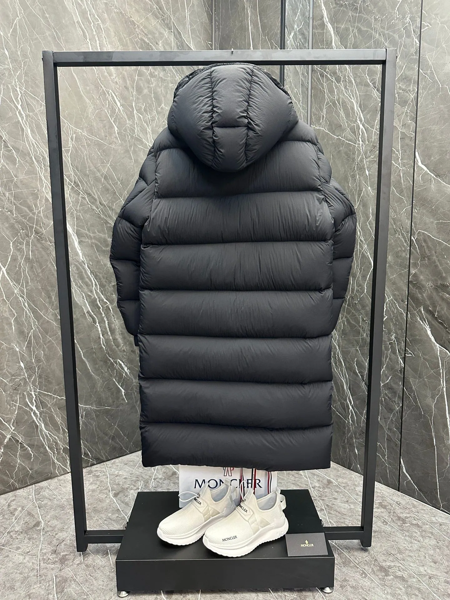 P860 Moncler Hanoverian line (matte matte) long men's down jacket. 850+ fill power This Hanoverian men's long down jacket combines Moncler's classic aesthetics, excellent performance and protective features. The Hanoverian long down jacket is made of longue saison fabric and is designed with practical details to provide both warmth and protection. As a Moncler classic, this down jacket features a detachable hood and a front zipper placket that covers the windshield, significantly improving its protective performance. Details Made of longue saison fabric Longue saison lining Filled with down Removable hood Zipper and snap fastening Zippered pockets Patch pockets on sleeves Adjustable cuffs Drawstring hem Size: 0-4 (couple size)